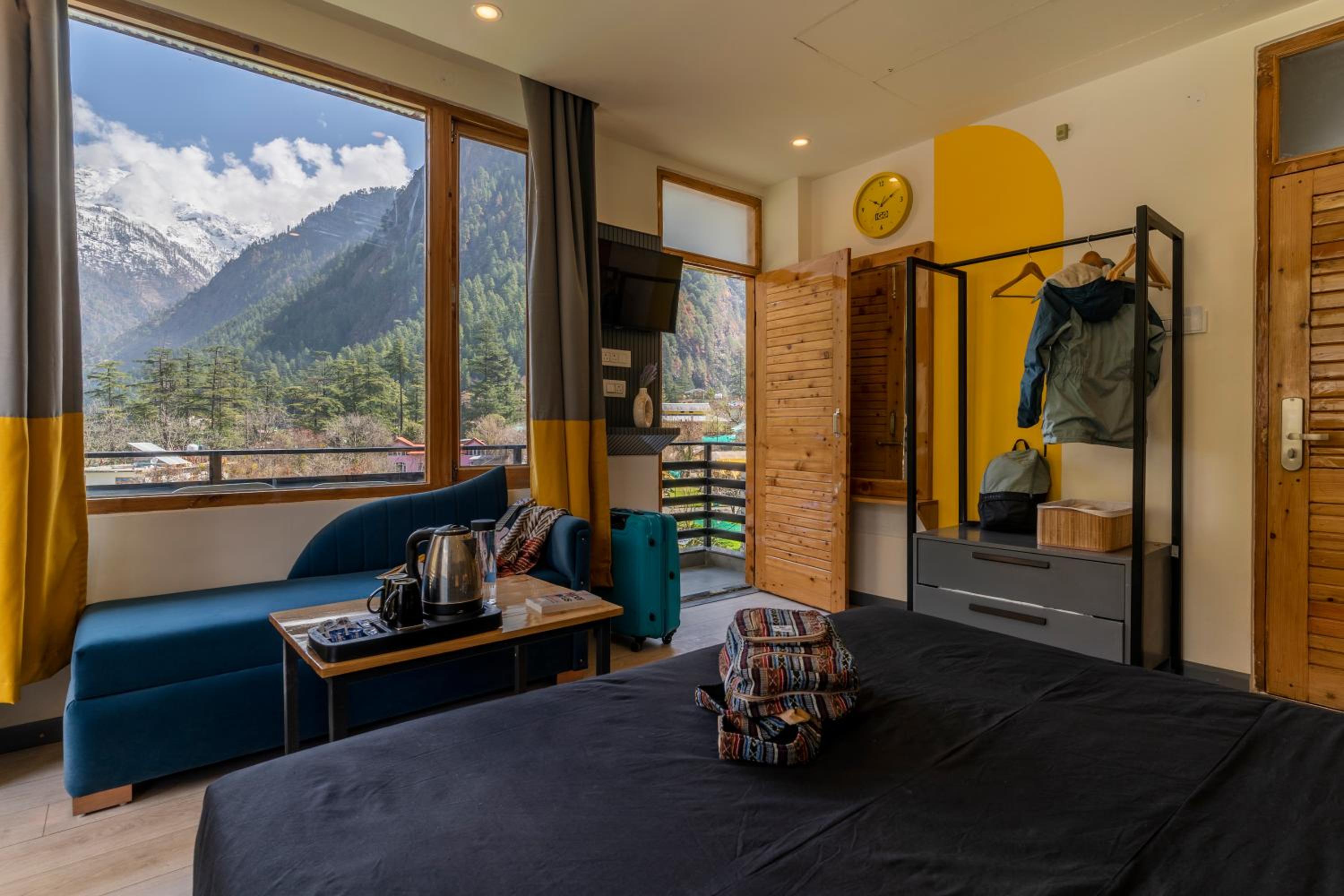 Deluxe Double Room with Balcony and Mountain View x A Block - Photo 8