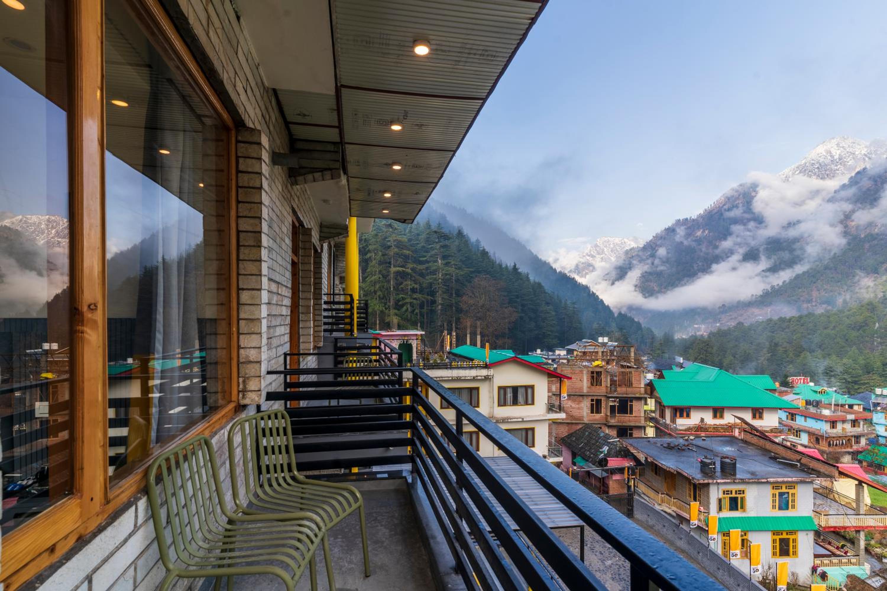 Deluxe Double Room with Balcony and Mountain View x A Block - Photo 5