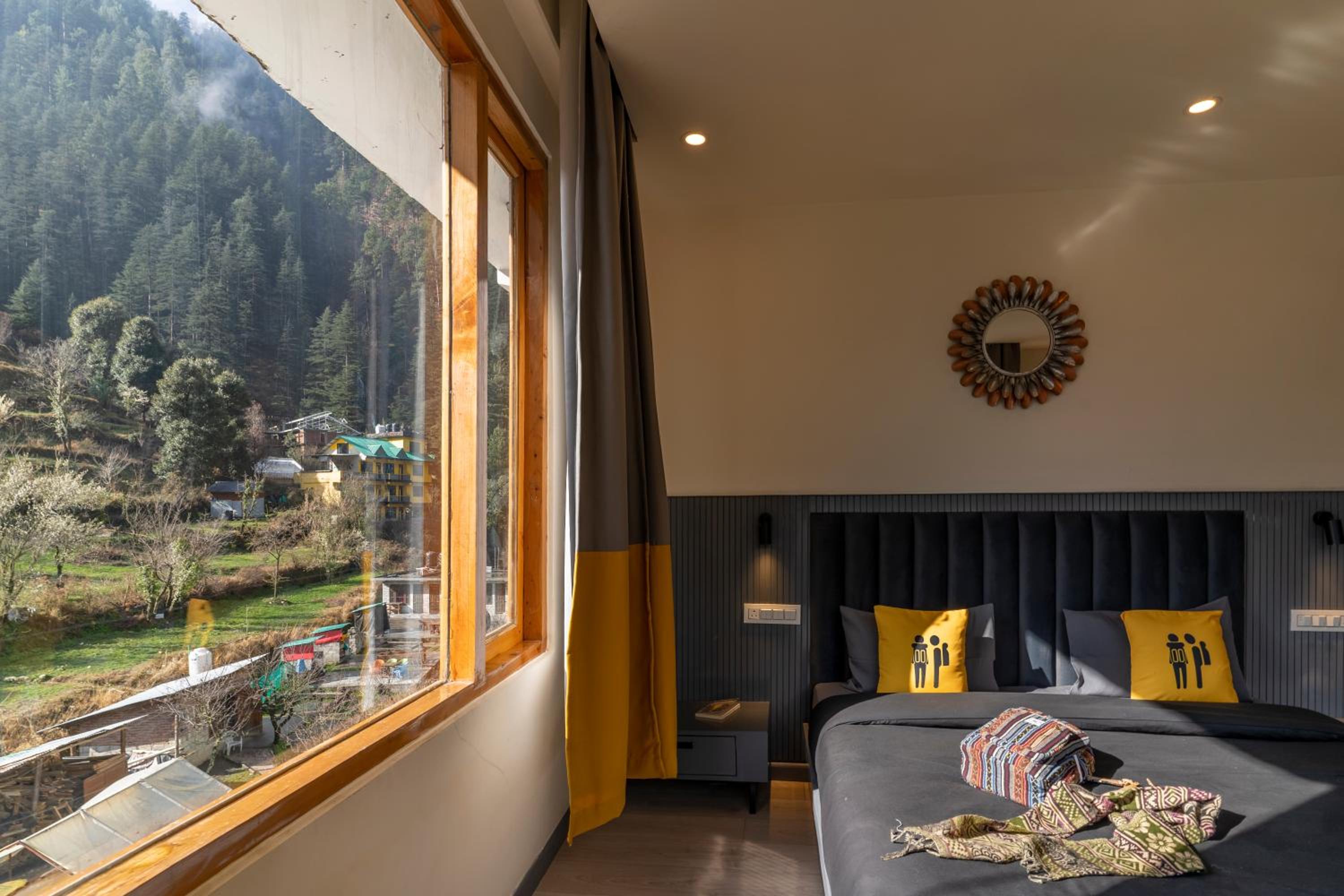Deluxe Double Room with Balcony and Mountain View x A Block - Photo 3