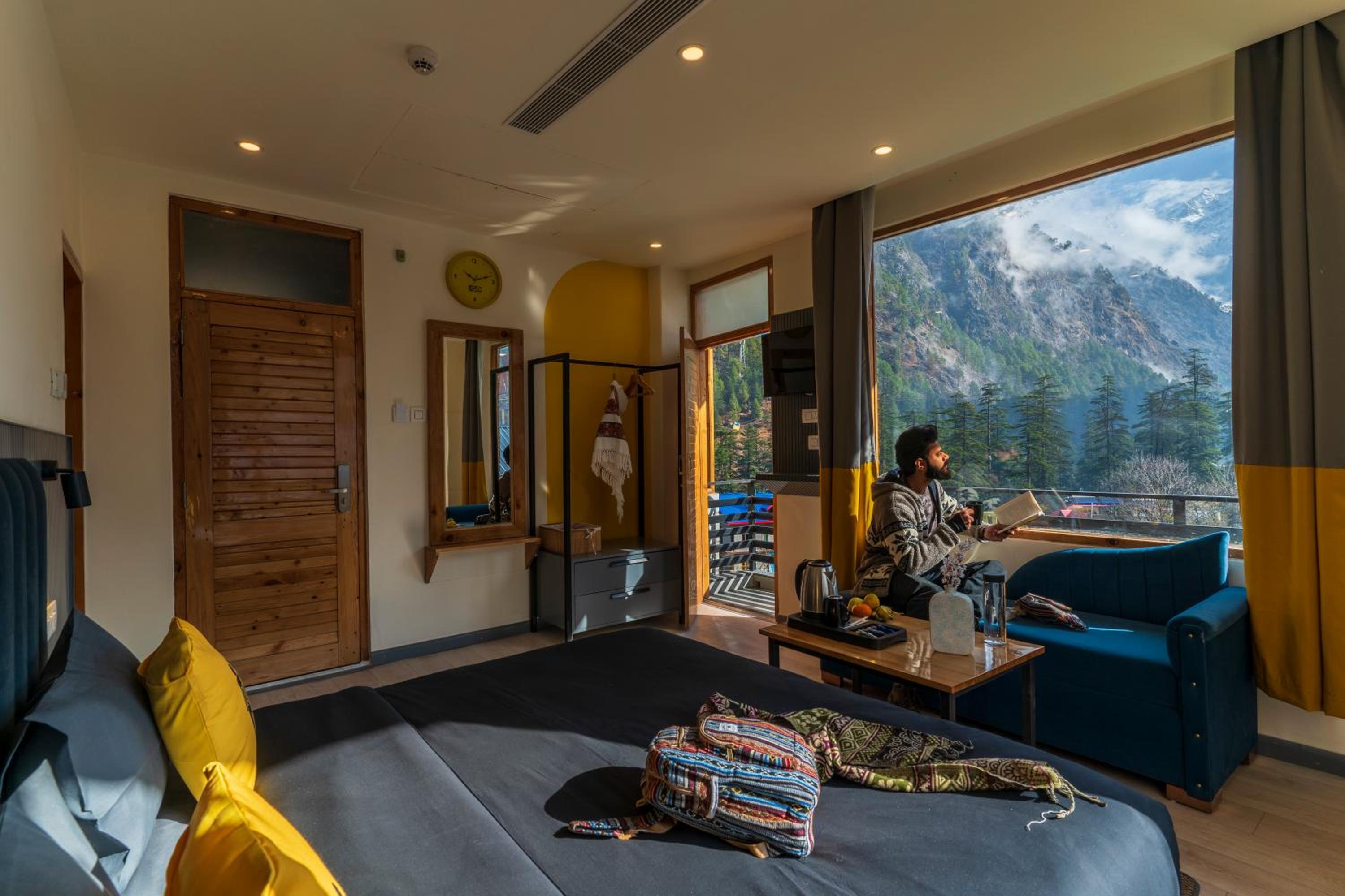 Deluxe Double Room with Balcony and Mountain View x A Block - Photo 6