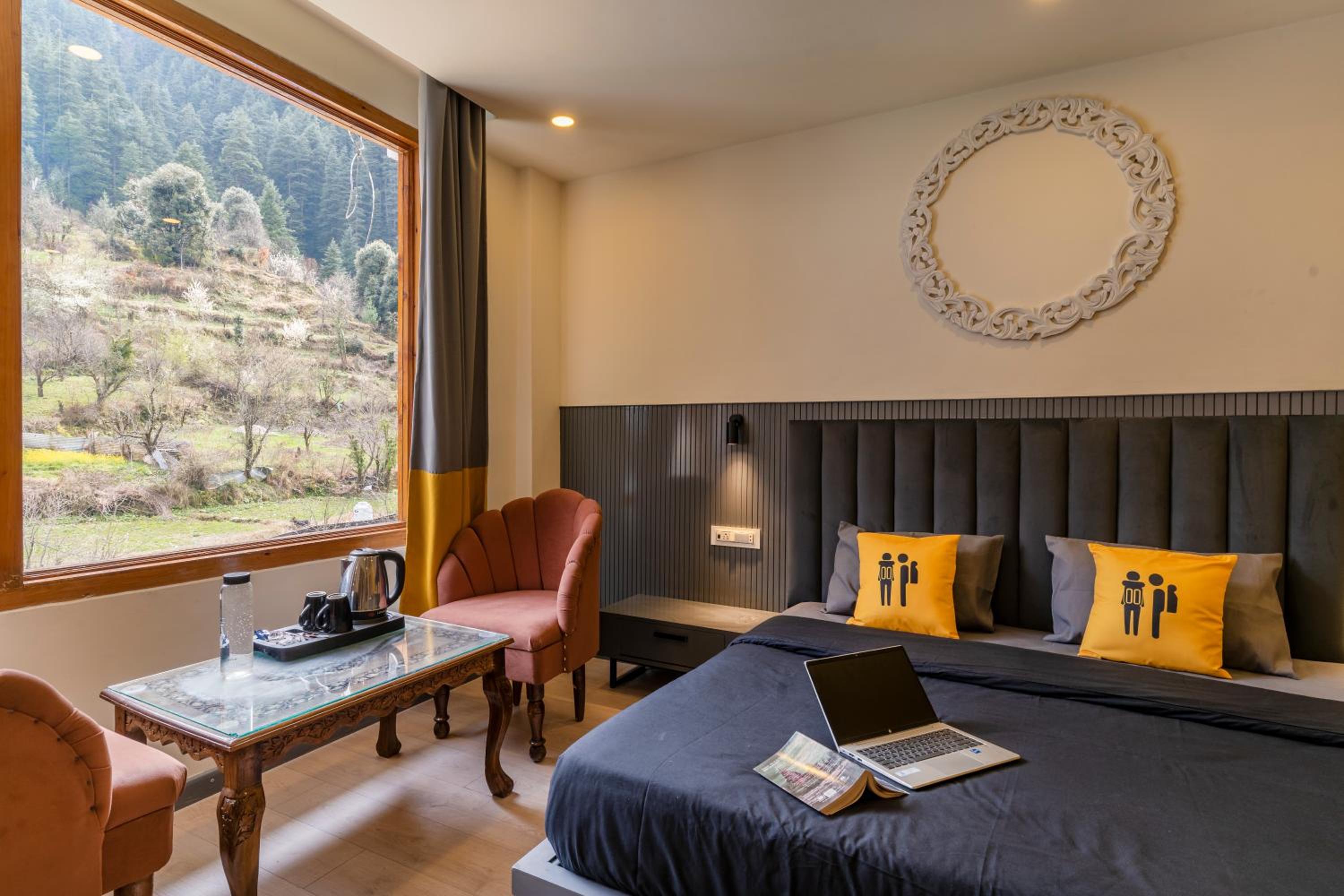 Deluxe Double Room with Mountain View x A Block - Photo 2