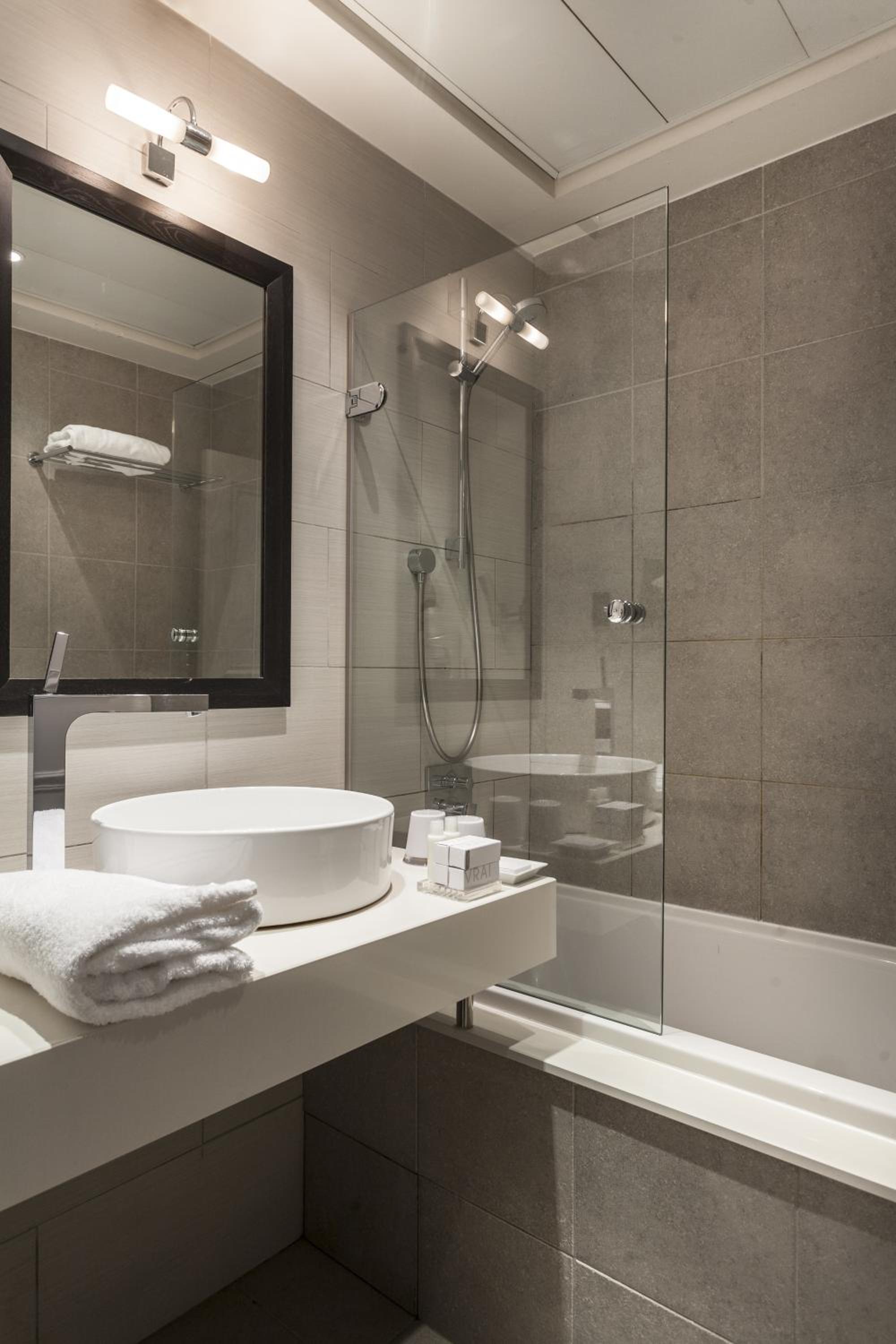 Single Room with Bath 13m2 thumbnail 5