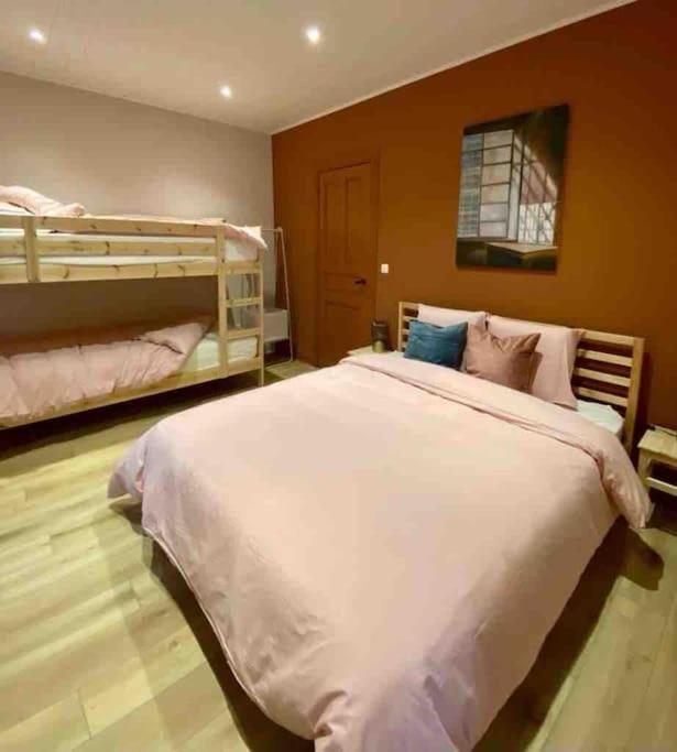 Five-Bedroom House photo 1