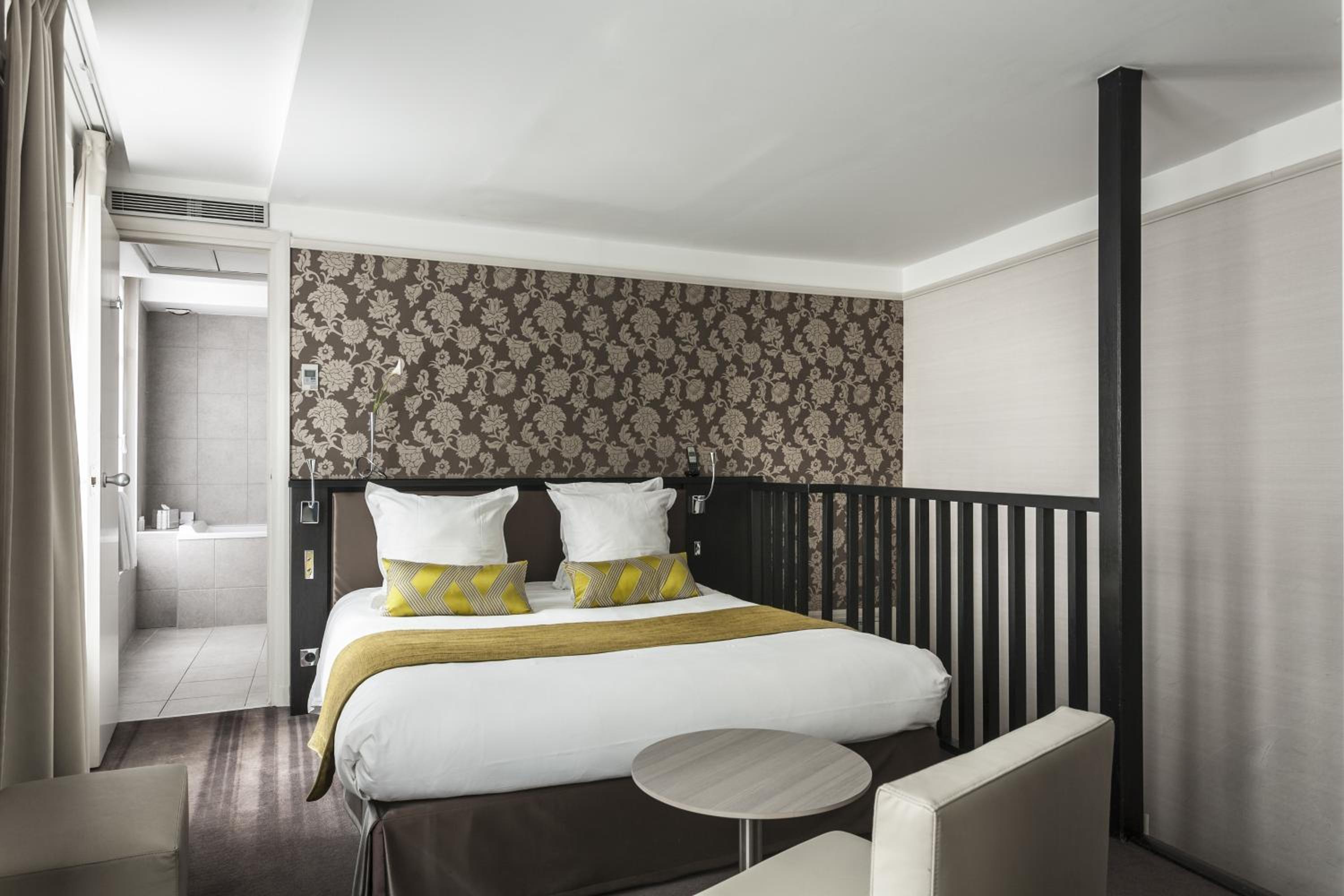 Deluxe Double Room thumbnail 5