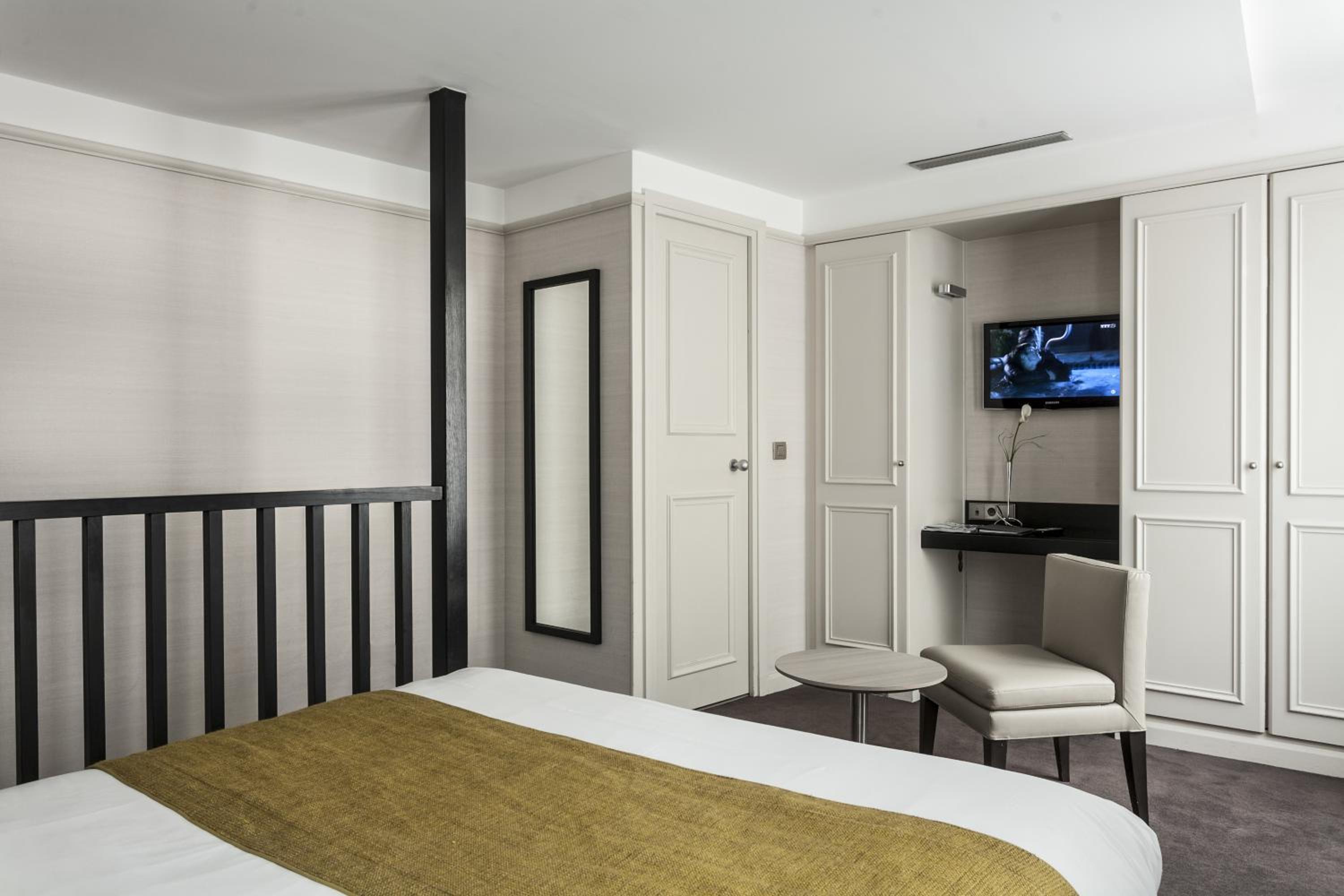 Deluxe Double Room thumbnail 6