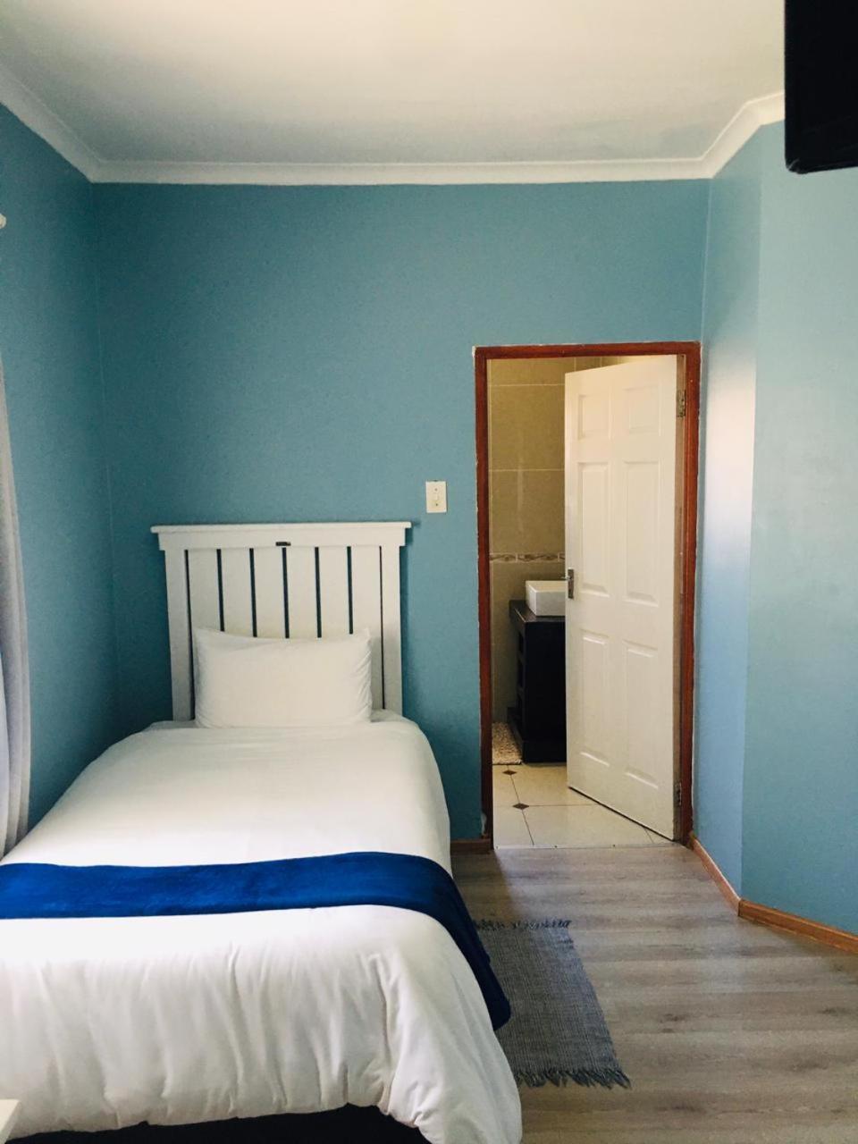 Deluxe Room (2 Adults + 1 Child) photo 2