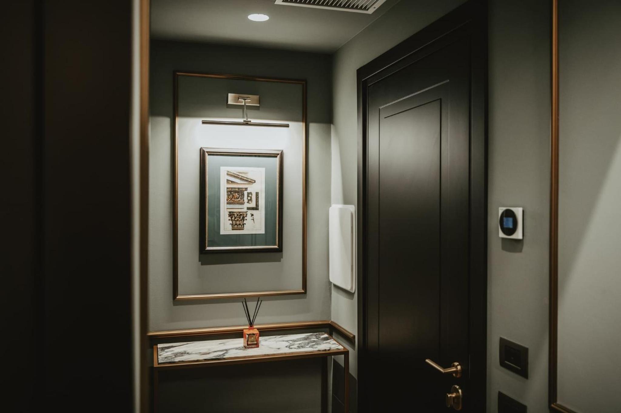 Queen Comfort Room thumbnail 5