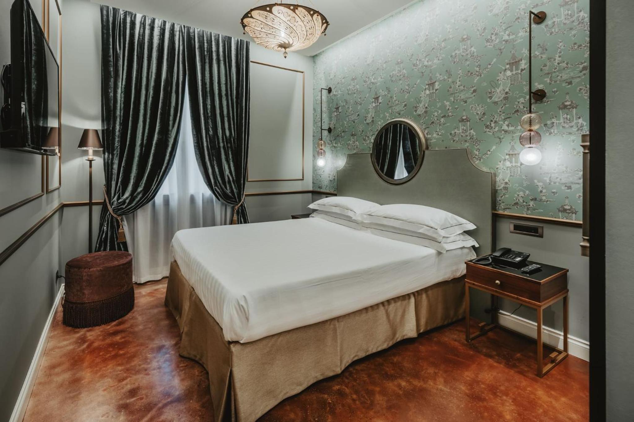 Queen Comfort Room