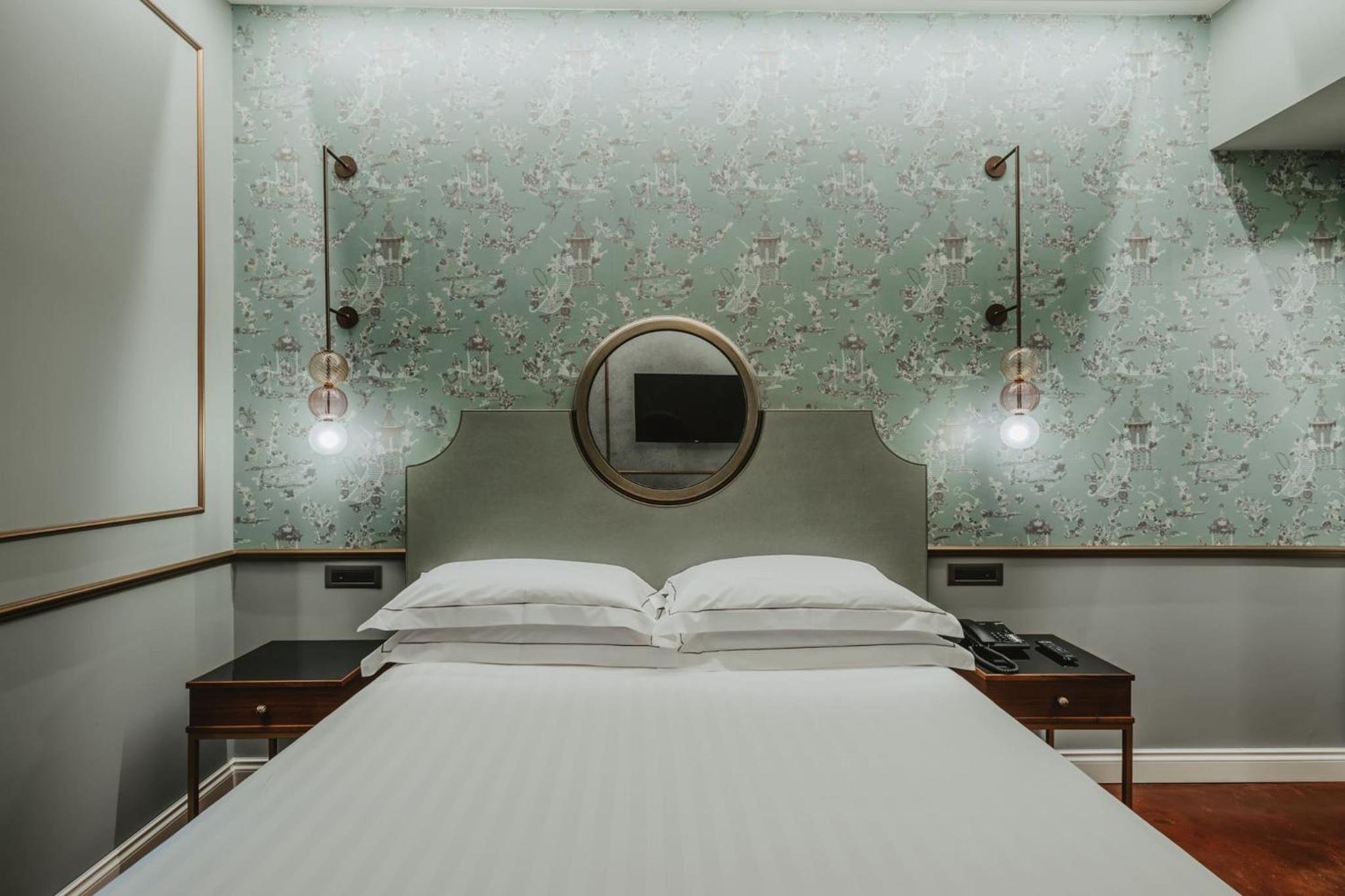 Queen Comfort Room
