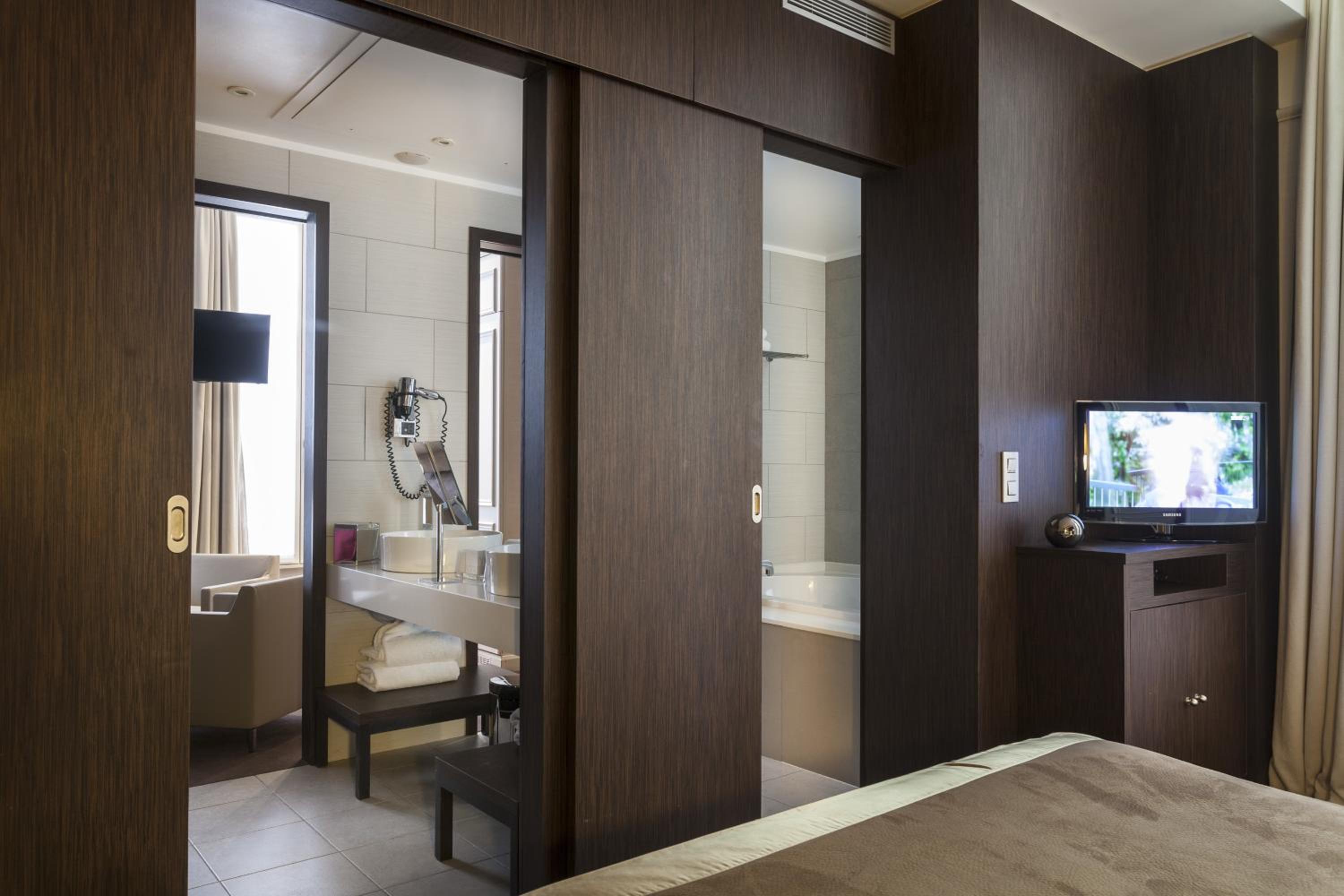 One-Bedroom Suite with Sofa Bed thumbnail 6