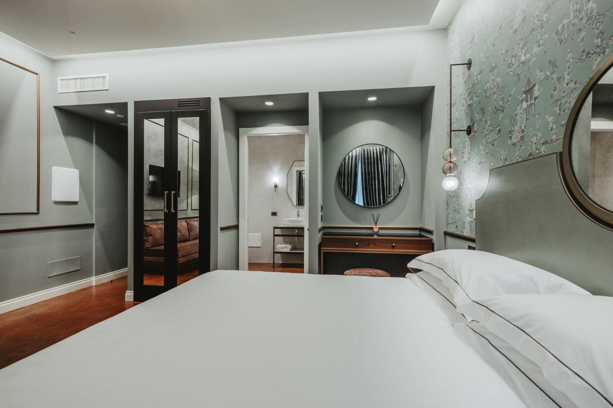 Deluxe Room thumbnail 5