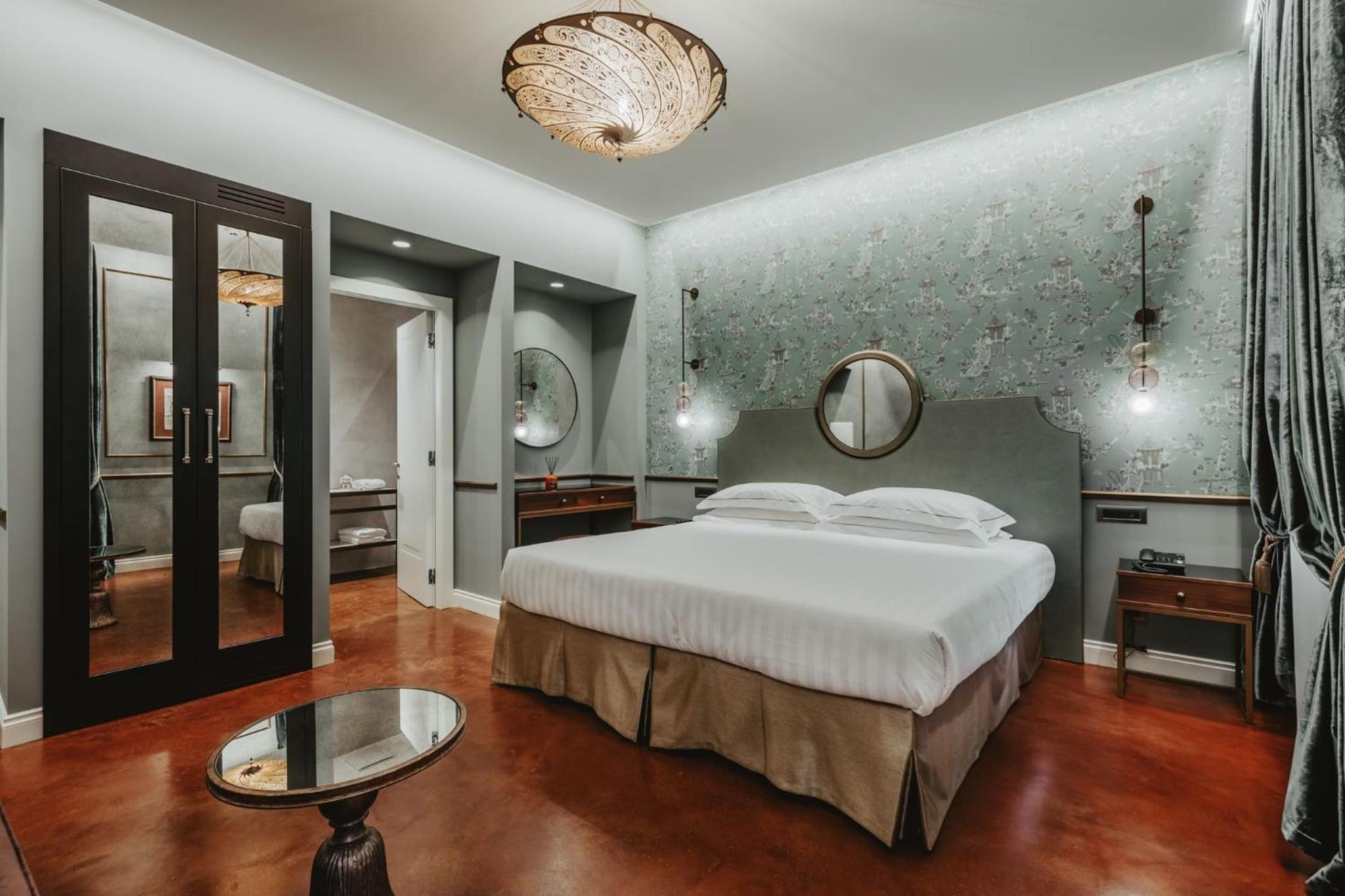 Deluxe Room thumbnail 5