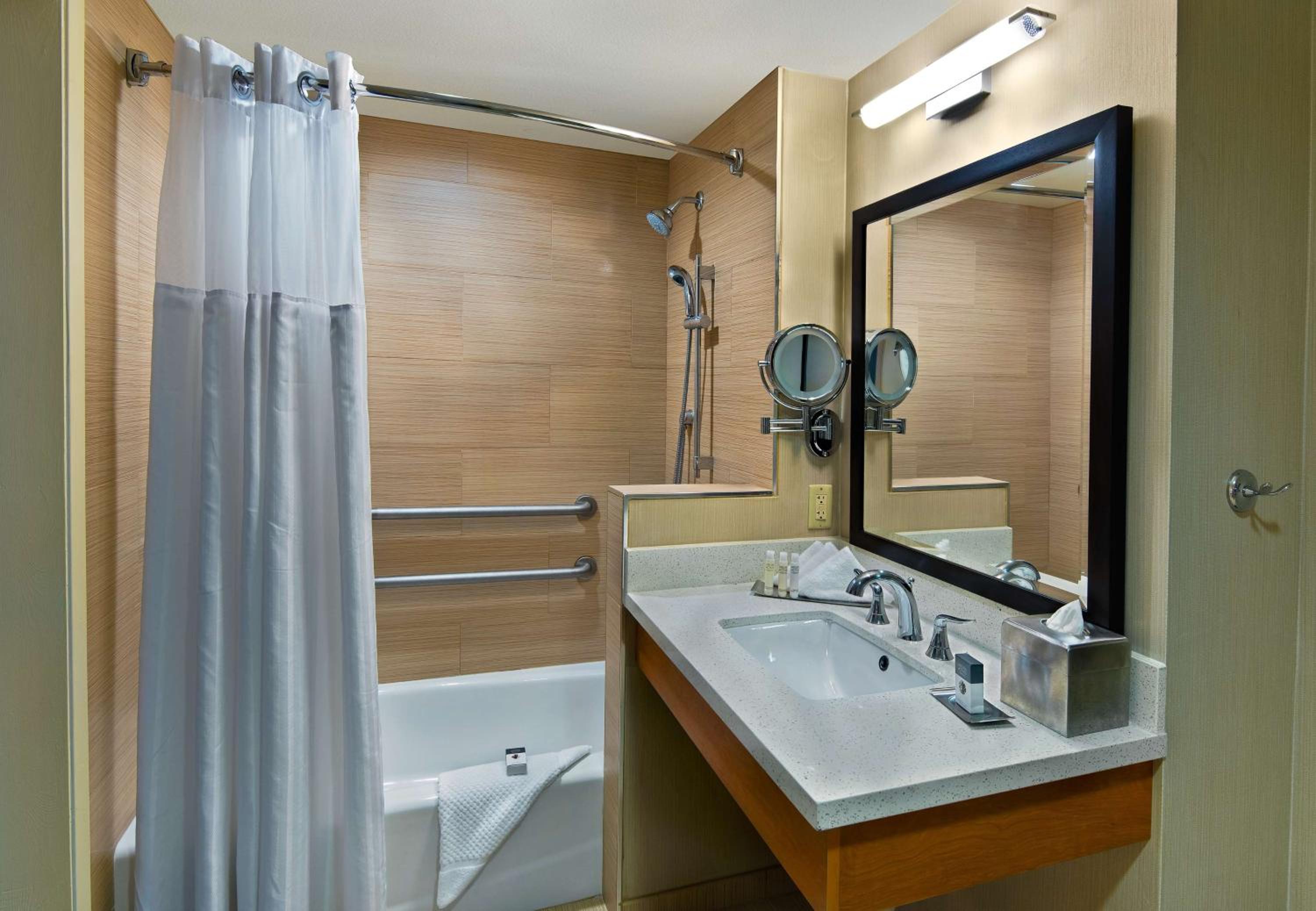 King Room with Accessible Tub - Photo 5