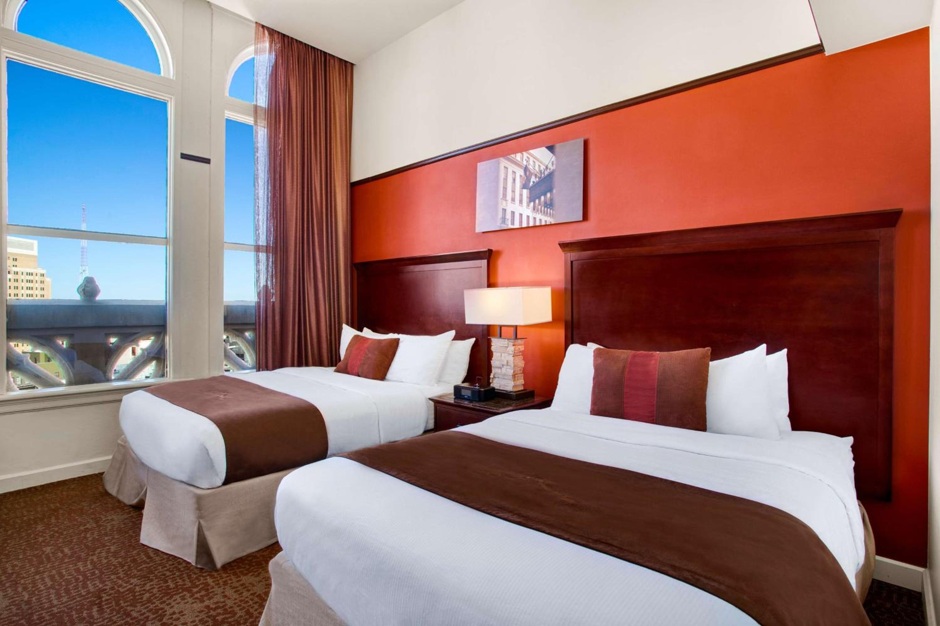 Queen Room with Alamo View - Photo 5
