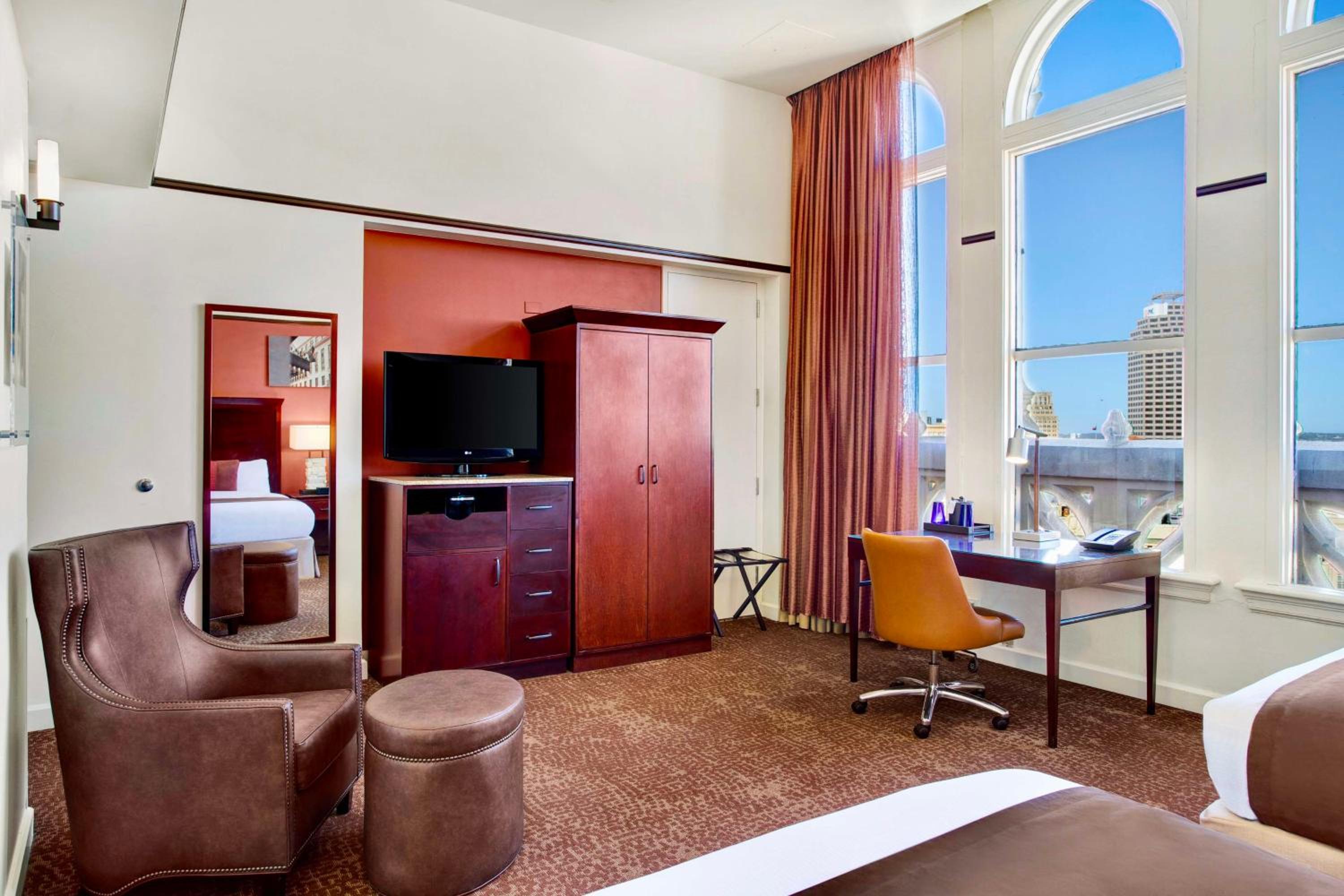 Queen Room with Alamo View - Photo 11