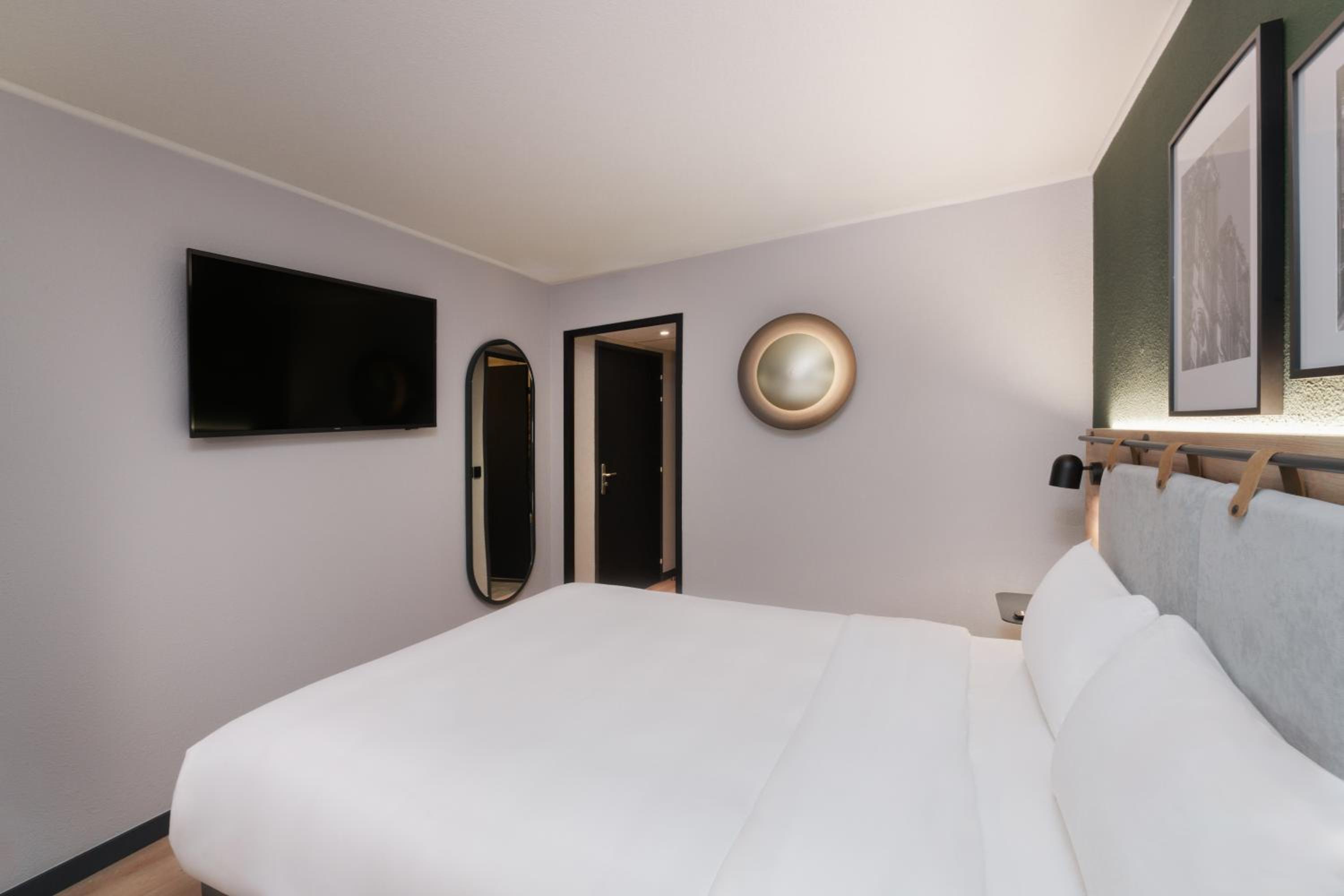 Standard Room - 1 Queen Bed - Photo 3