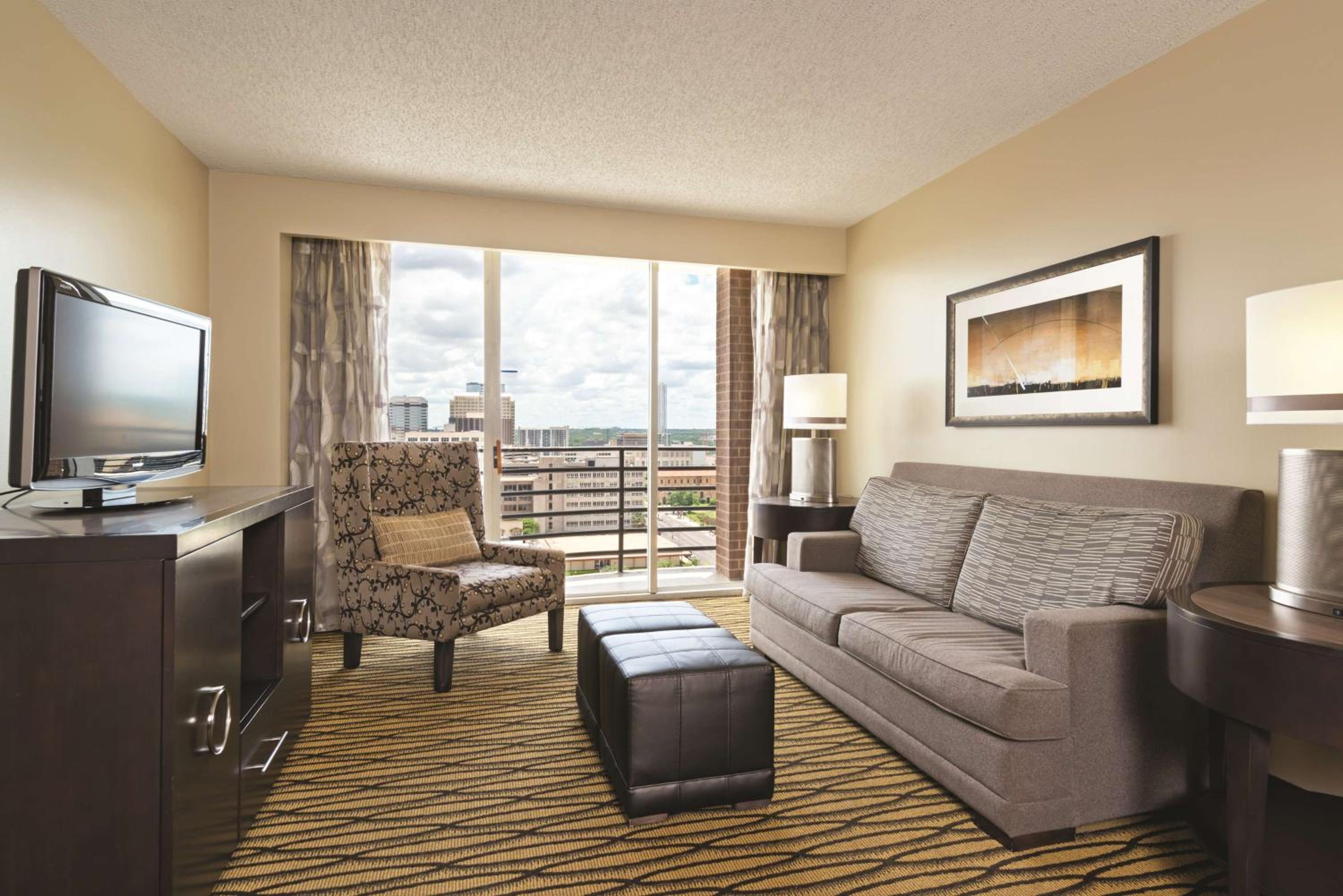King Suite - Disability Access/Non-Smoking - Photo 8