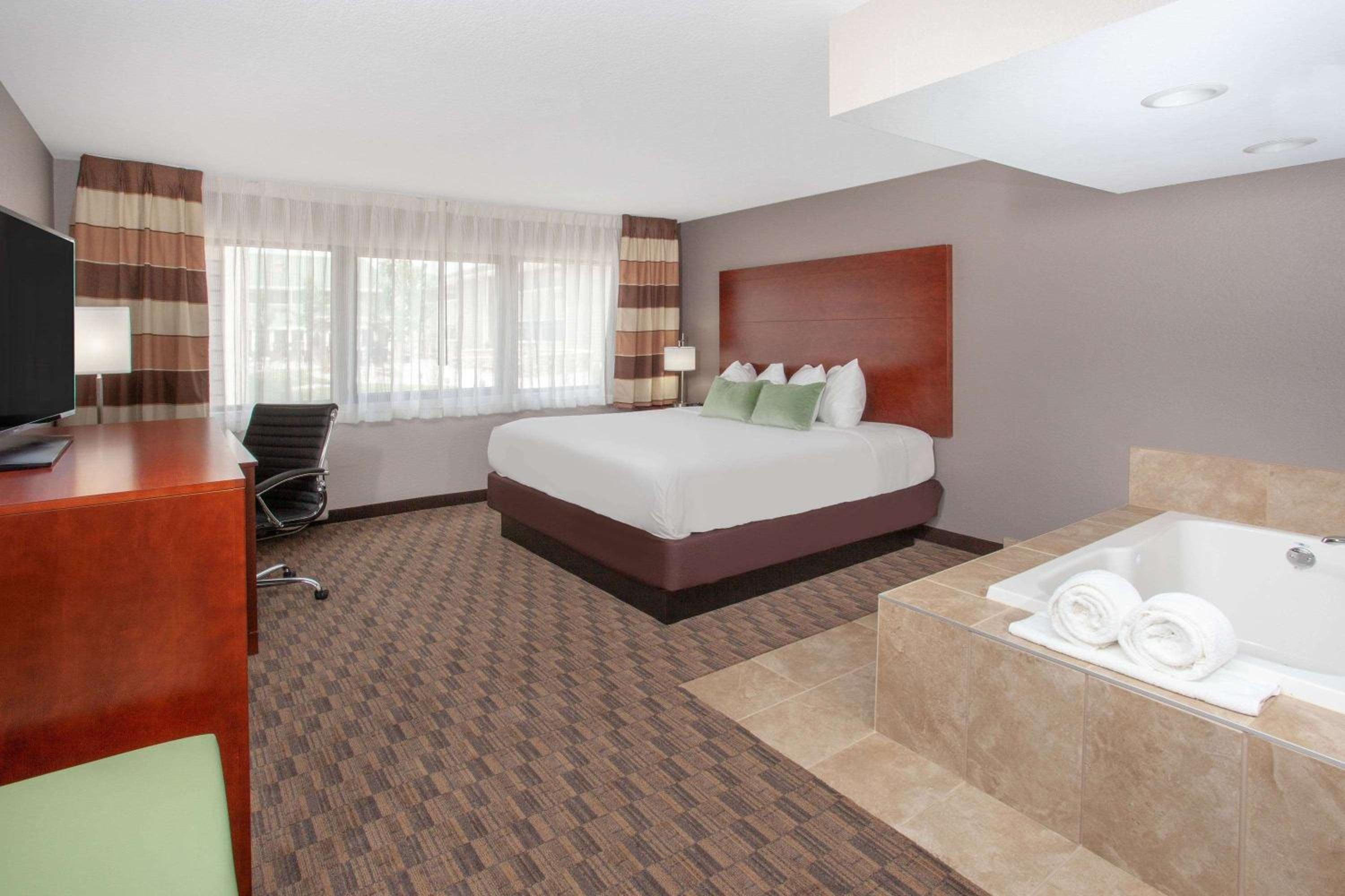 King Room with Spa Bath - Non-Smoking - Photo 1