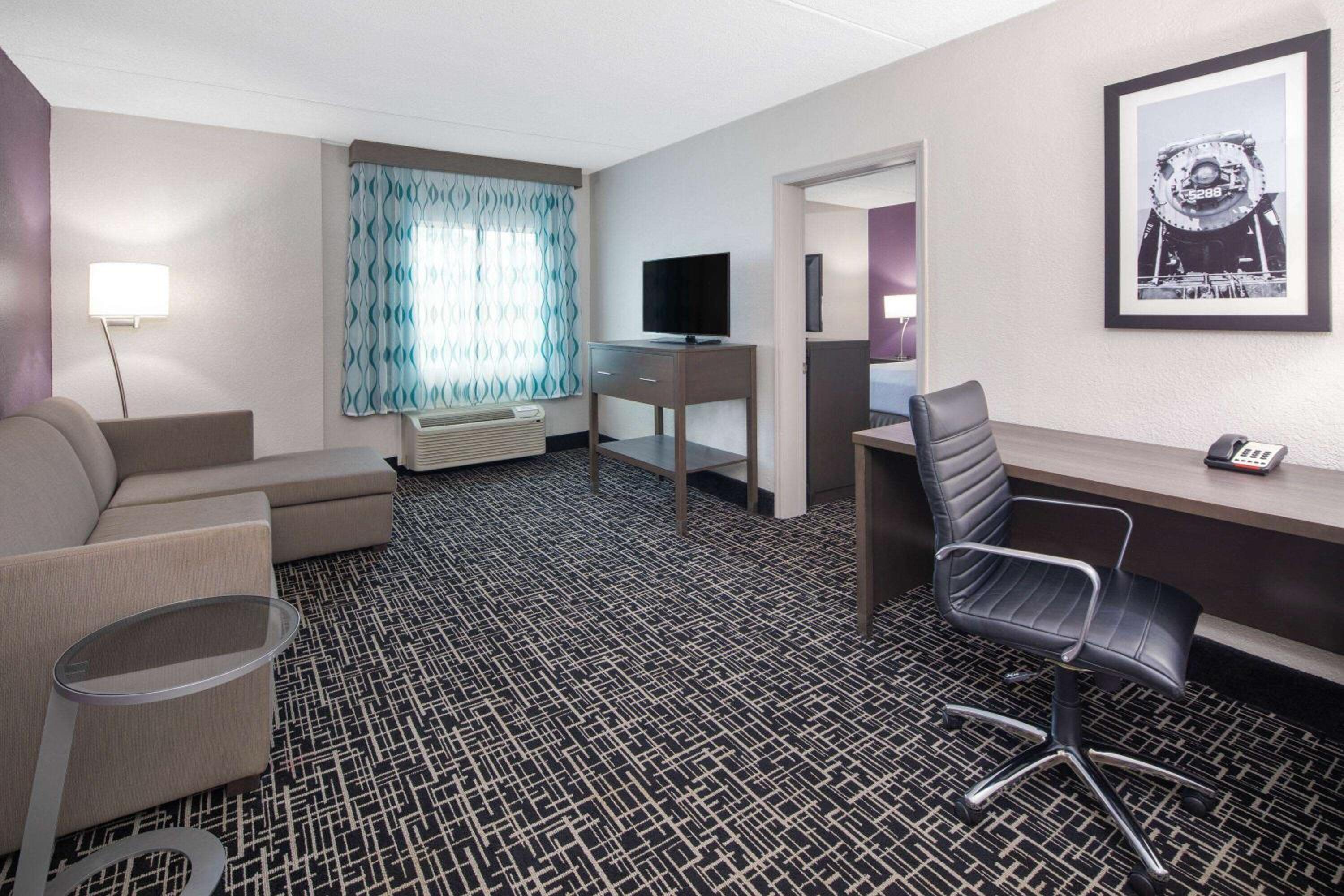 One-Bedroom King Suite - Non-Smoking - Photo 5
