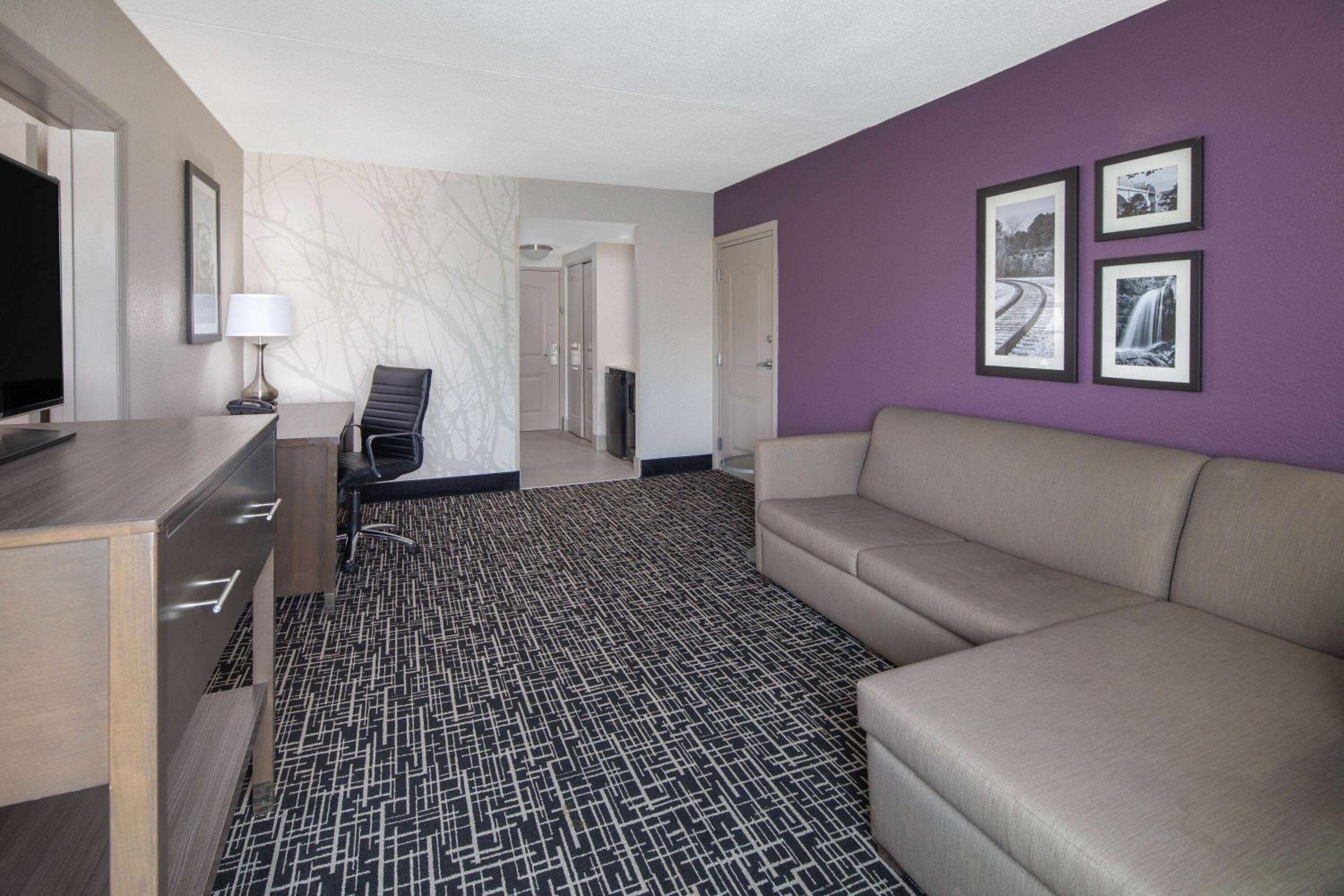 One-Bedroom King Suite - Non-Smoking - Photo 4