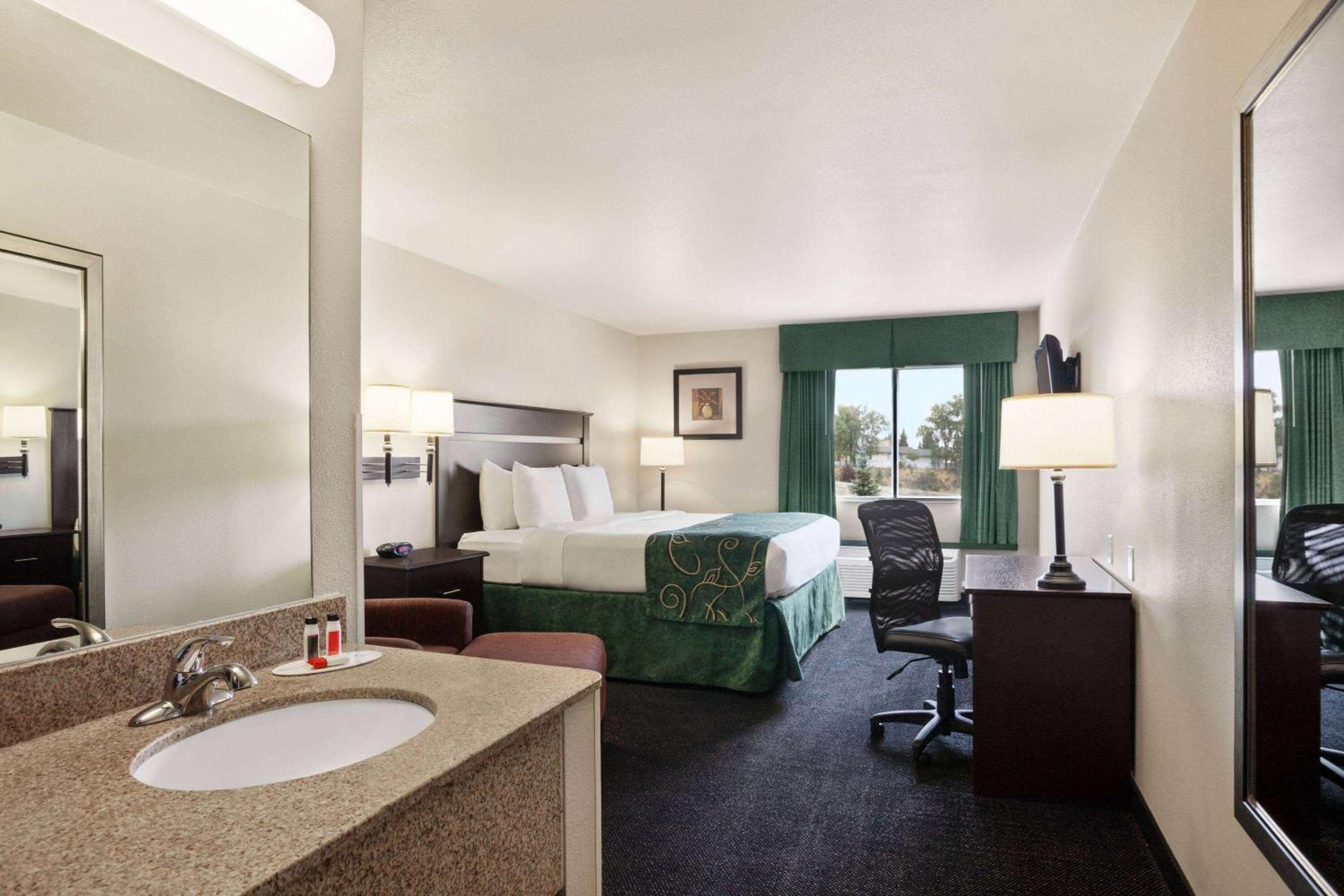King Room - Non-Smoking - Photo 2