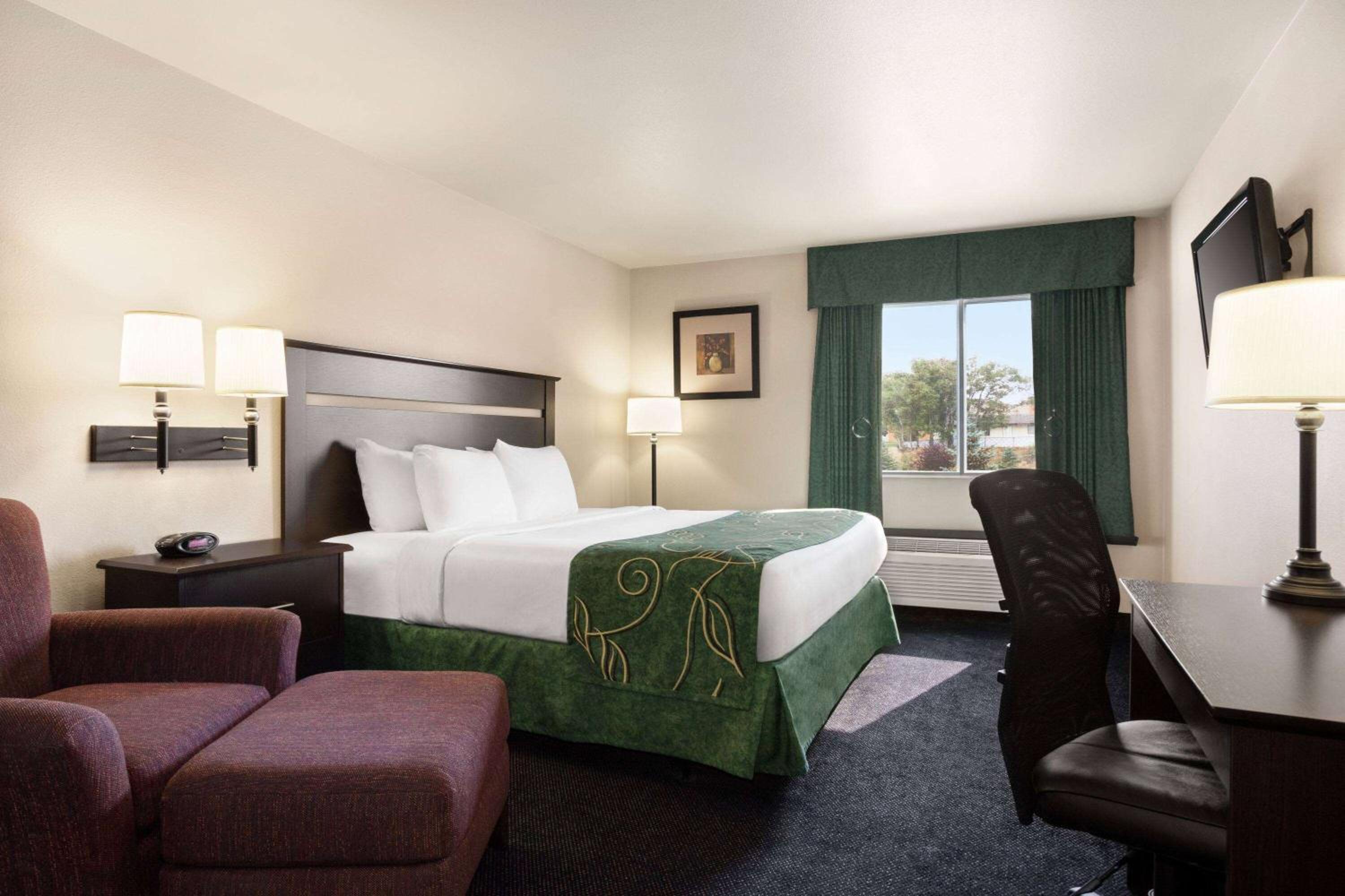 King Room - Non-Smoking - Photo 4