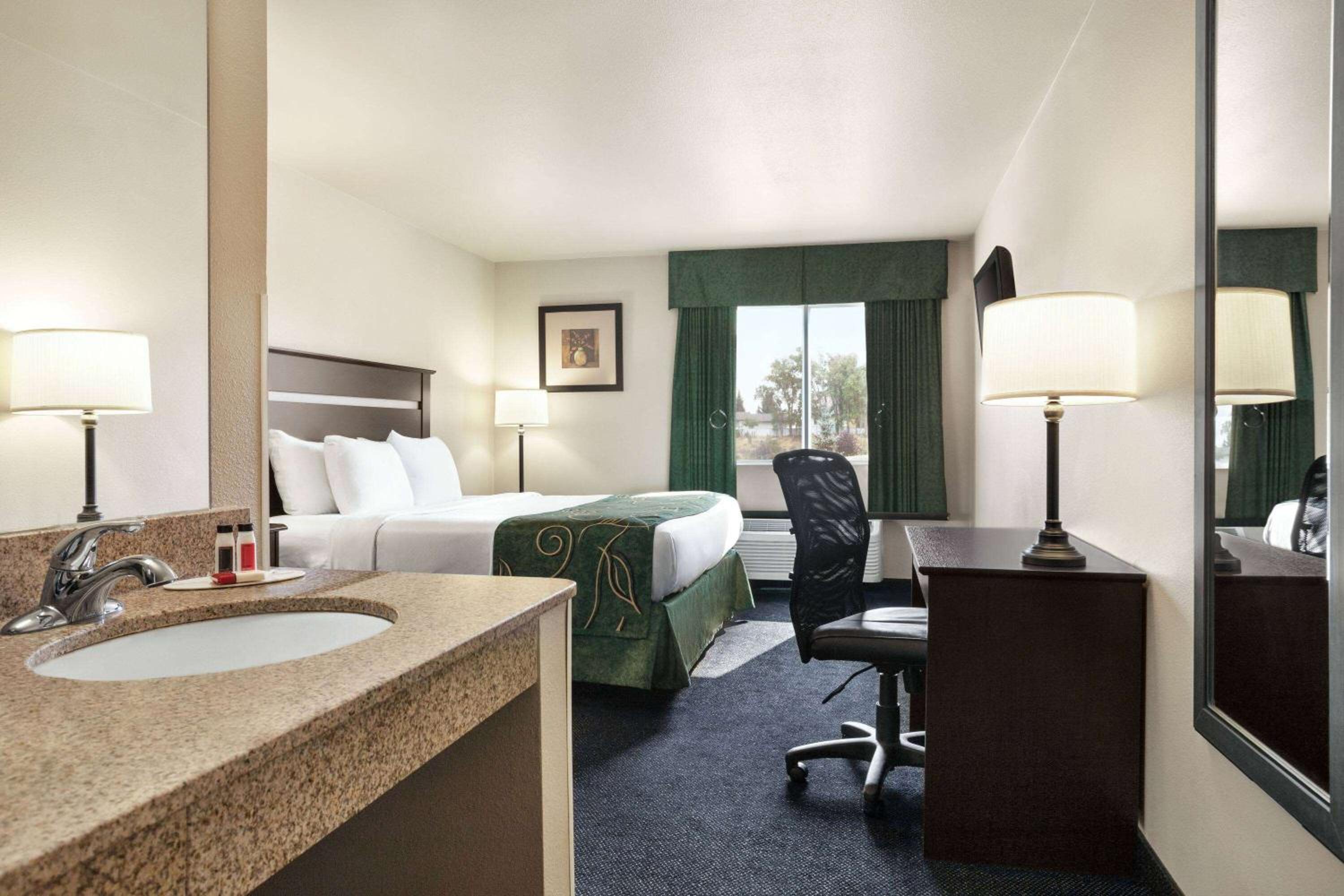 King Room - Non-Smoking - Photo 1