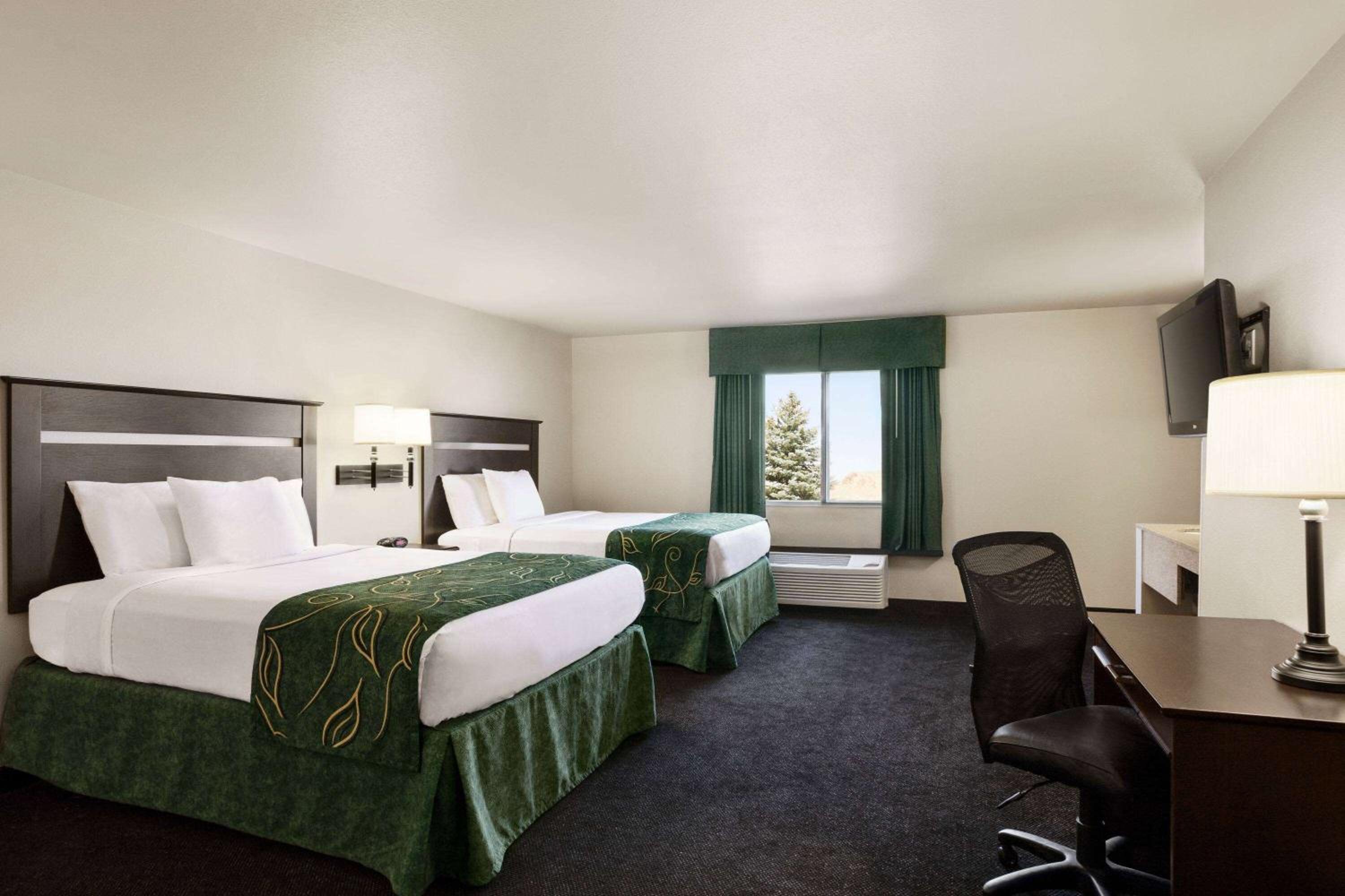 Queen Room with Two Queen Beds - Non-Smoking - Photo 3
