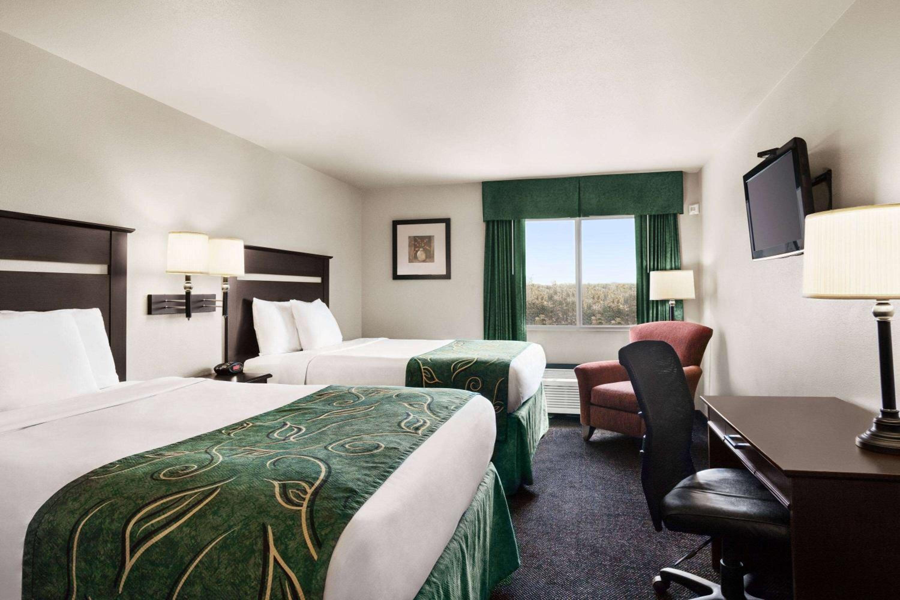 Queen Room with Two Queen Beds - Non-Smoking - Photo 2