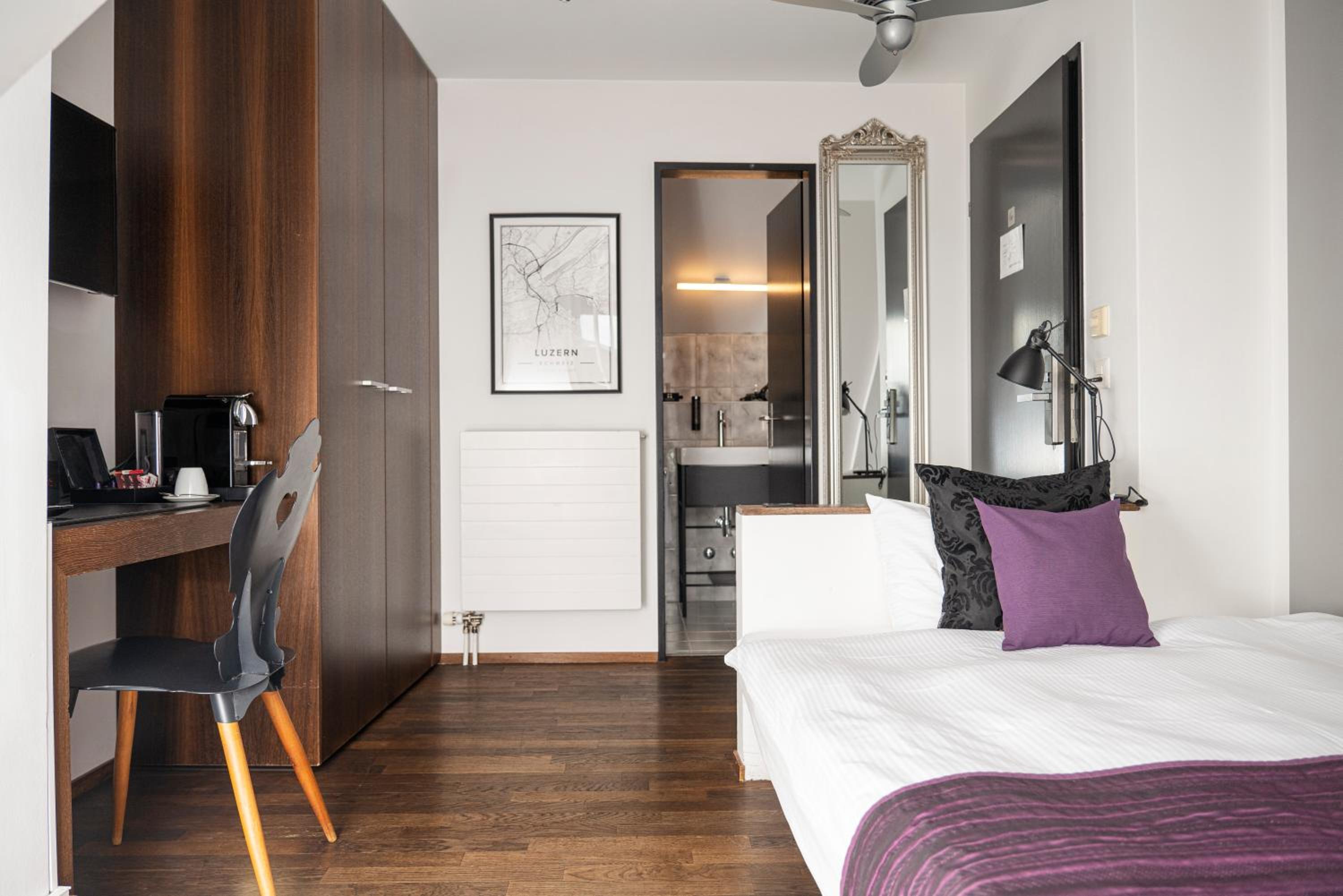 Single Room Grand lit photo 1