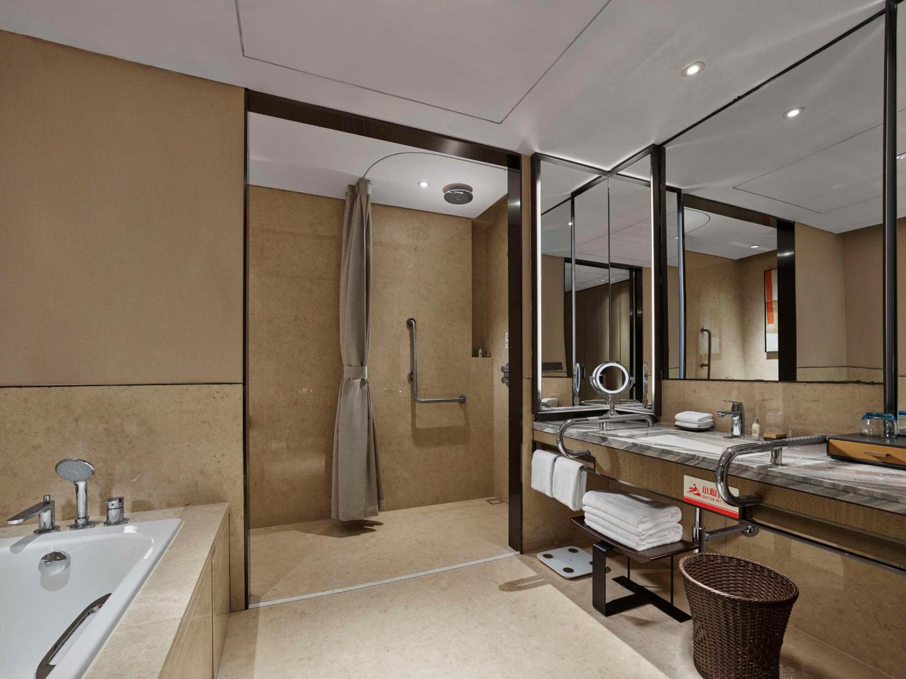 King Room - Mobility Accessible  - Photo 2