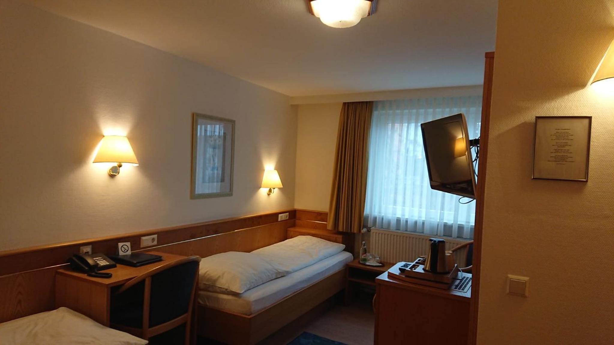 Standard Double or Twin Room - Photo 5