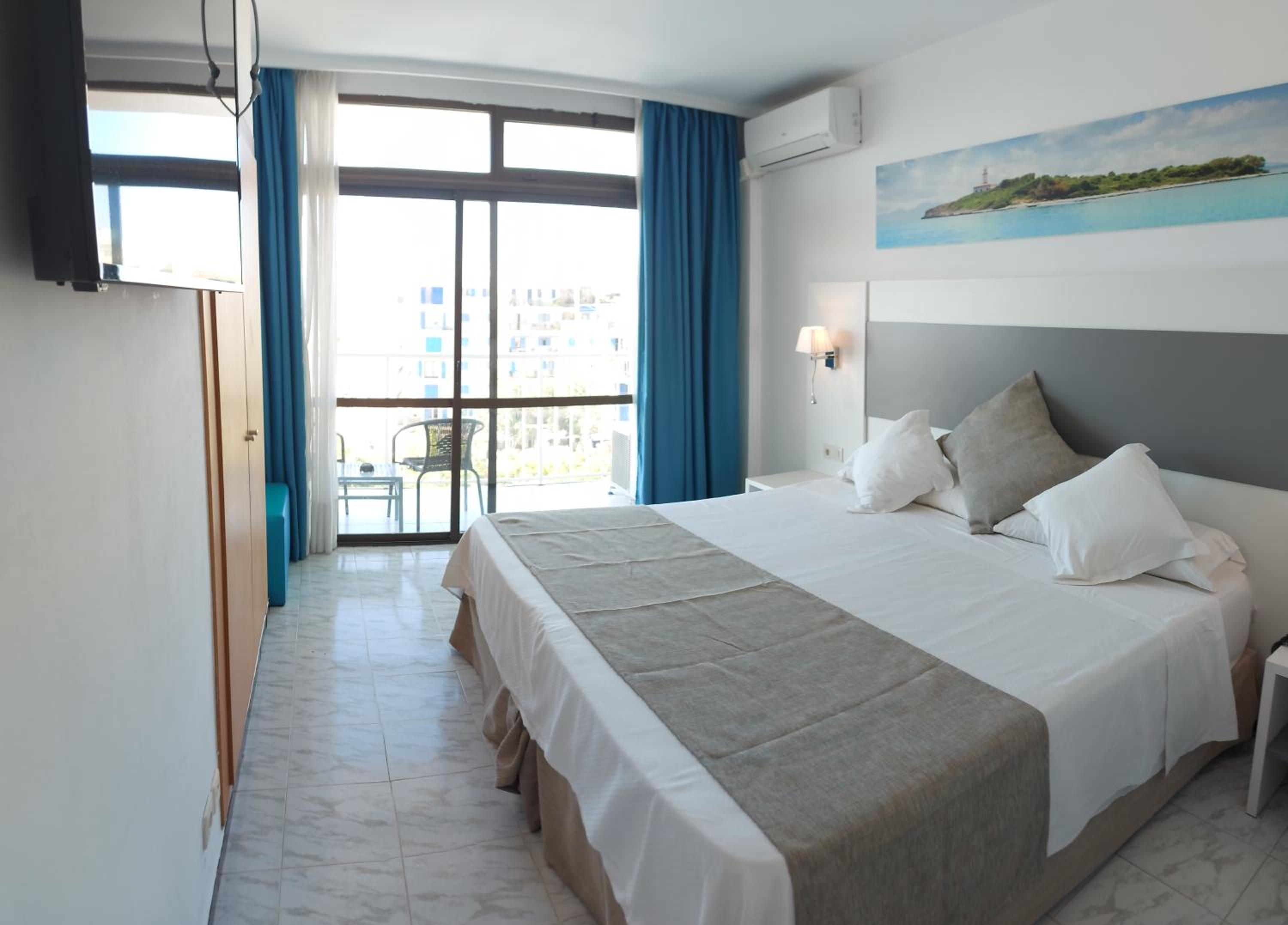 Large Premium Twin Room (2 Adults + 1 Child up to 14 years) - Photo 1