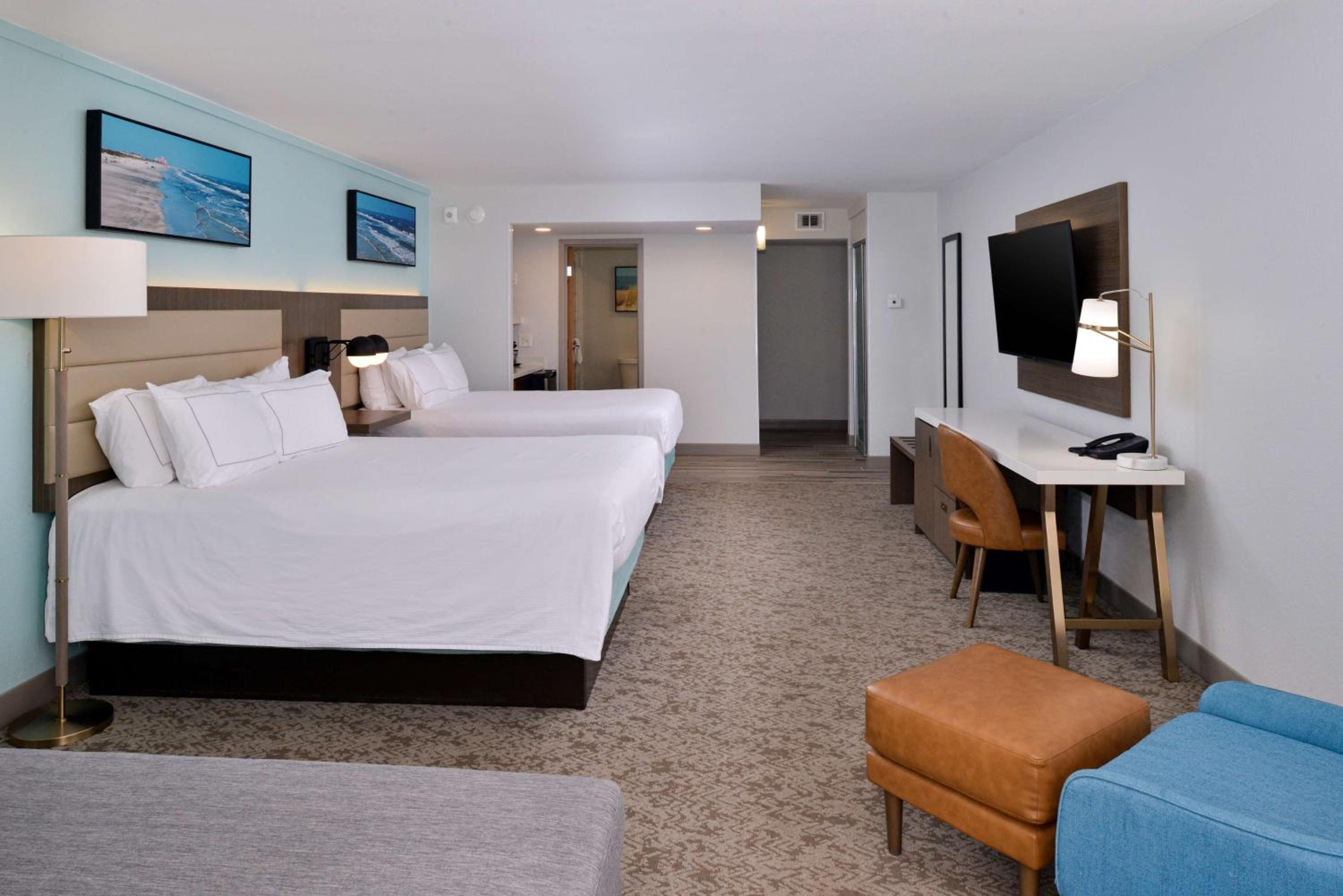 Queen Large Family Corner Room with Two Queen Beds and Full Bay View - Photo 1