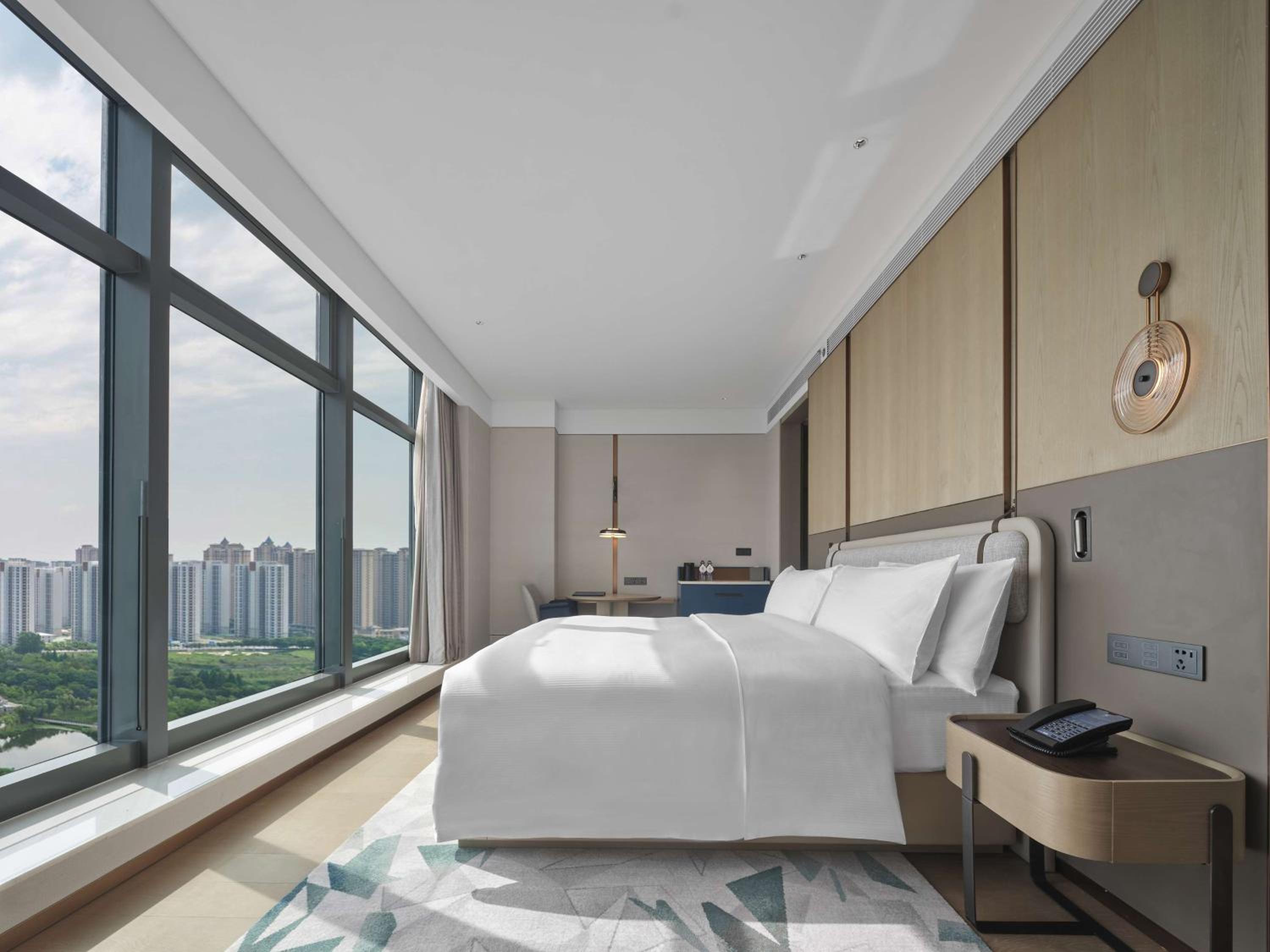 Deluxe King Room with Park View - Photo 4
