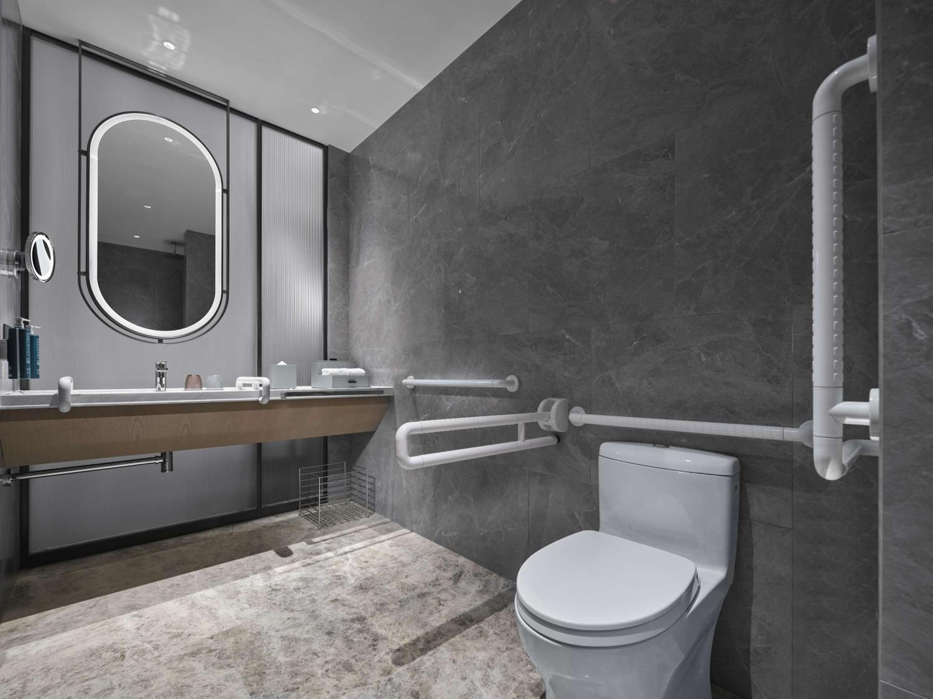 King Room - Mobility Accessible  - Photo 3