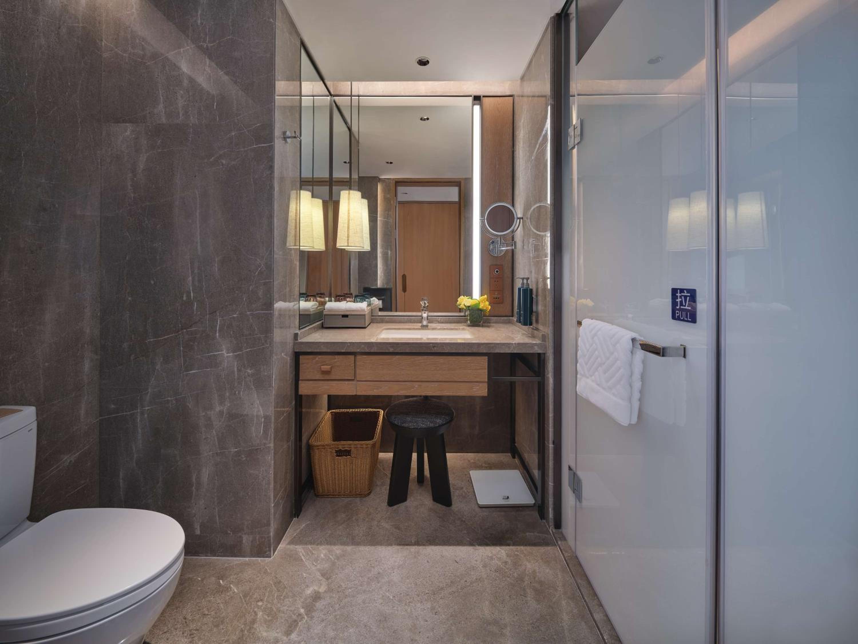 Deluxe King Room with Balcony photo 3