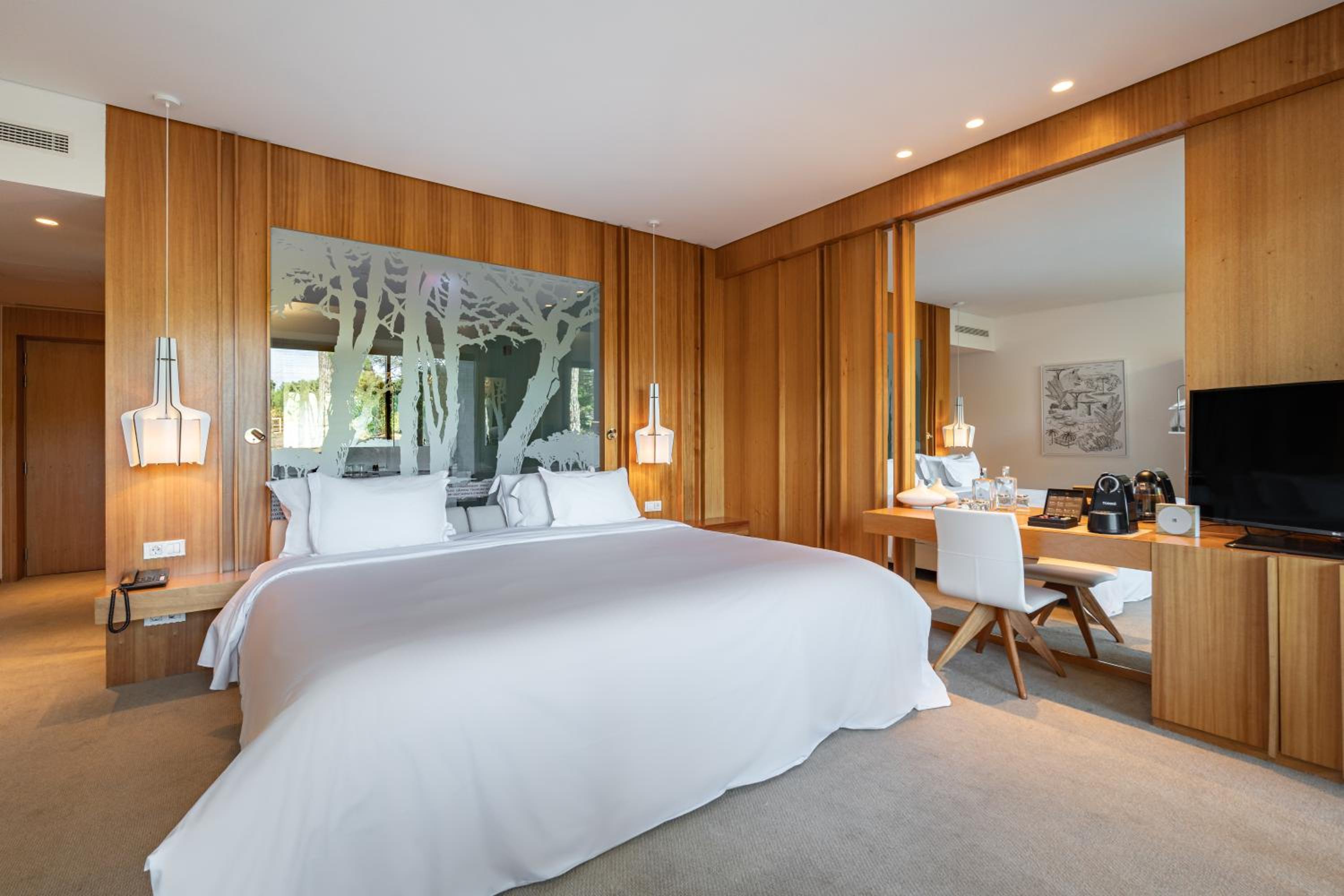 Deluxe Room (2 Adults + 2 Children)
