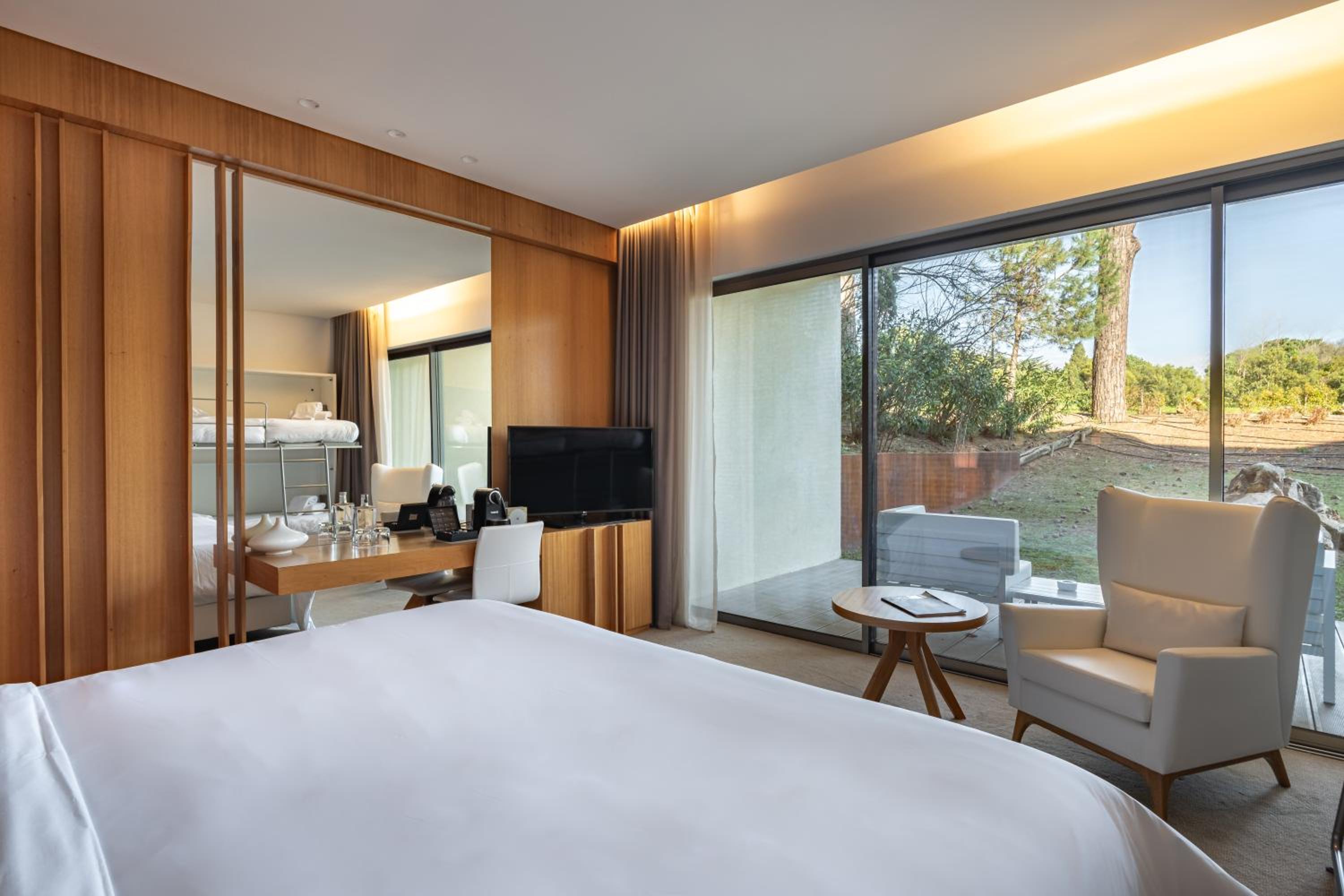 Deluxe Room (2 Adults + 2 Children)