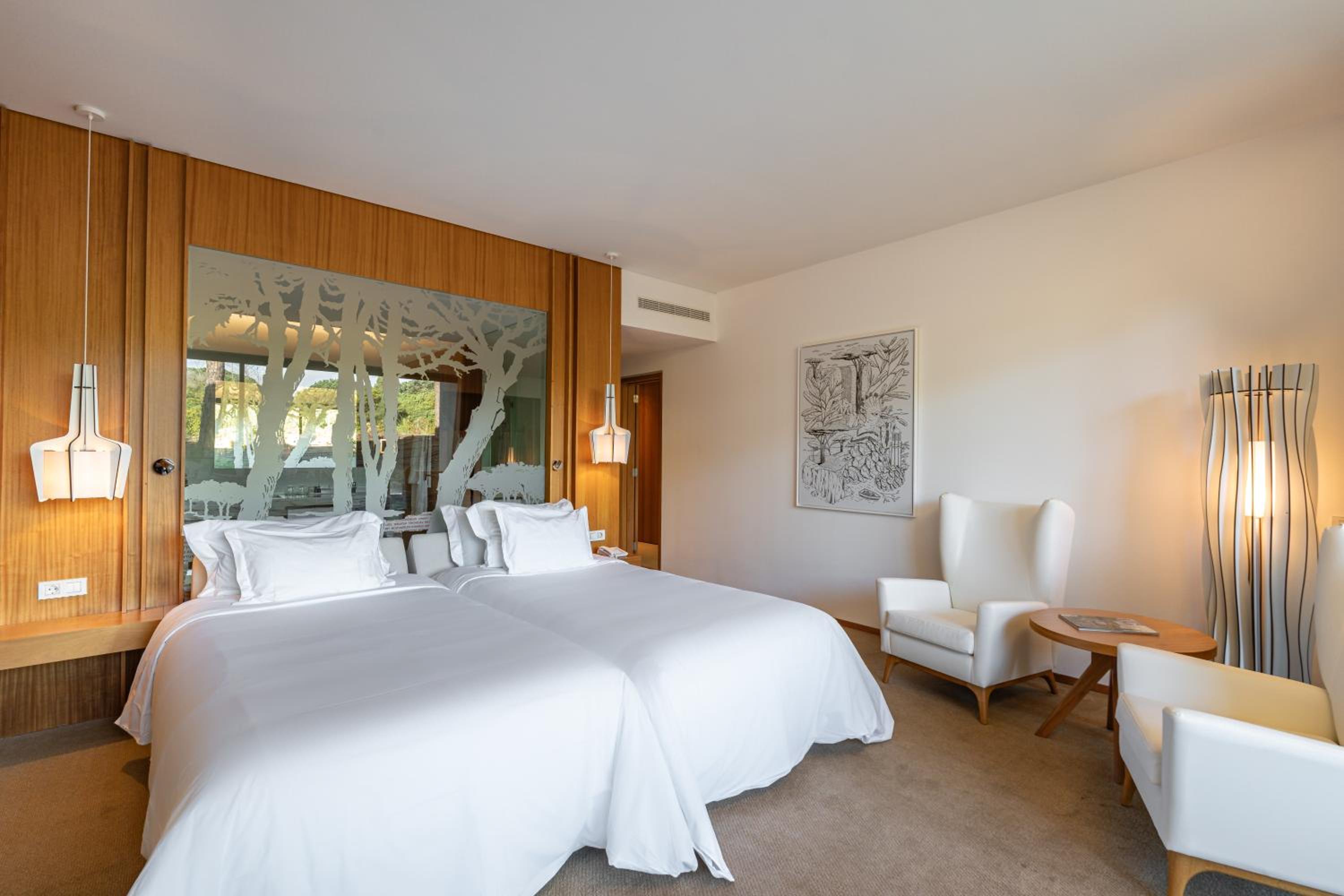Deluxe Room (2 Adults + 2 Children) thumbnail 5