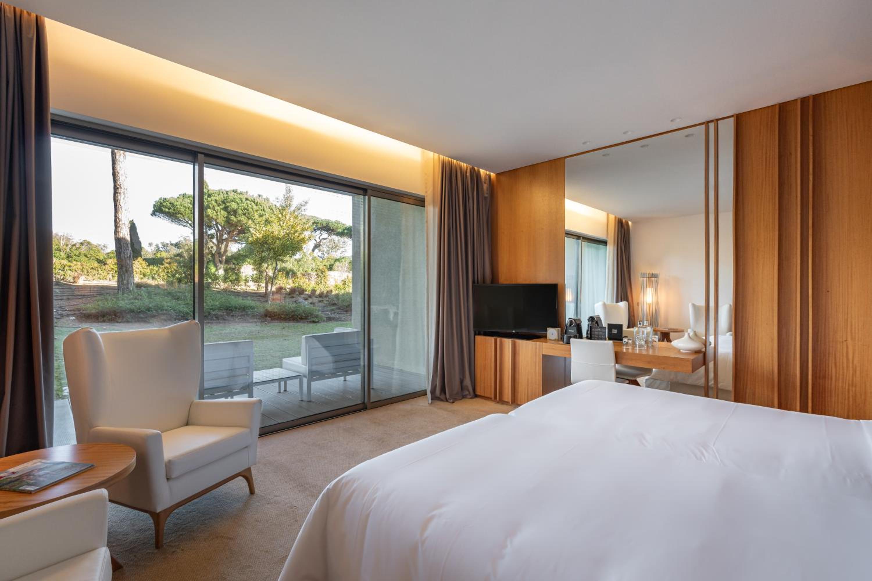 Deluxe Room (2 Adults + 2 Children) thumbnail 6