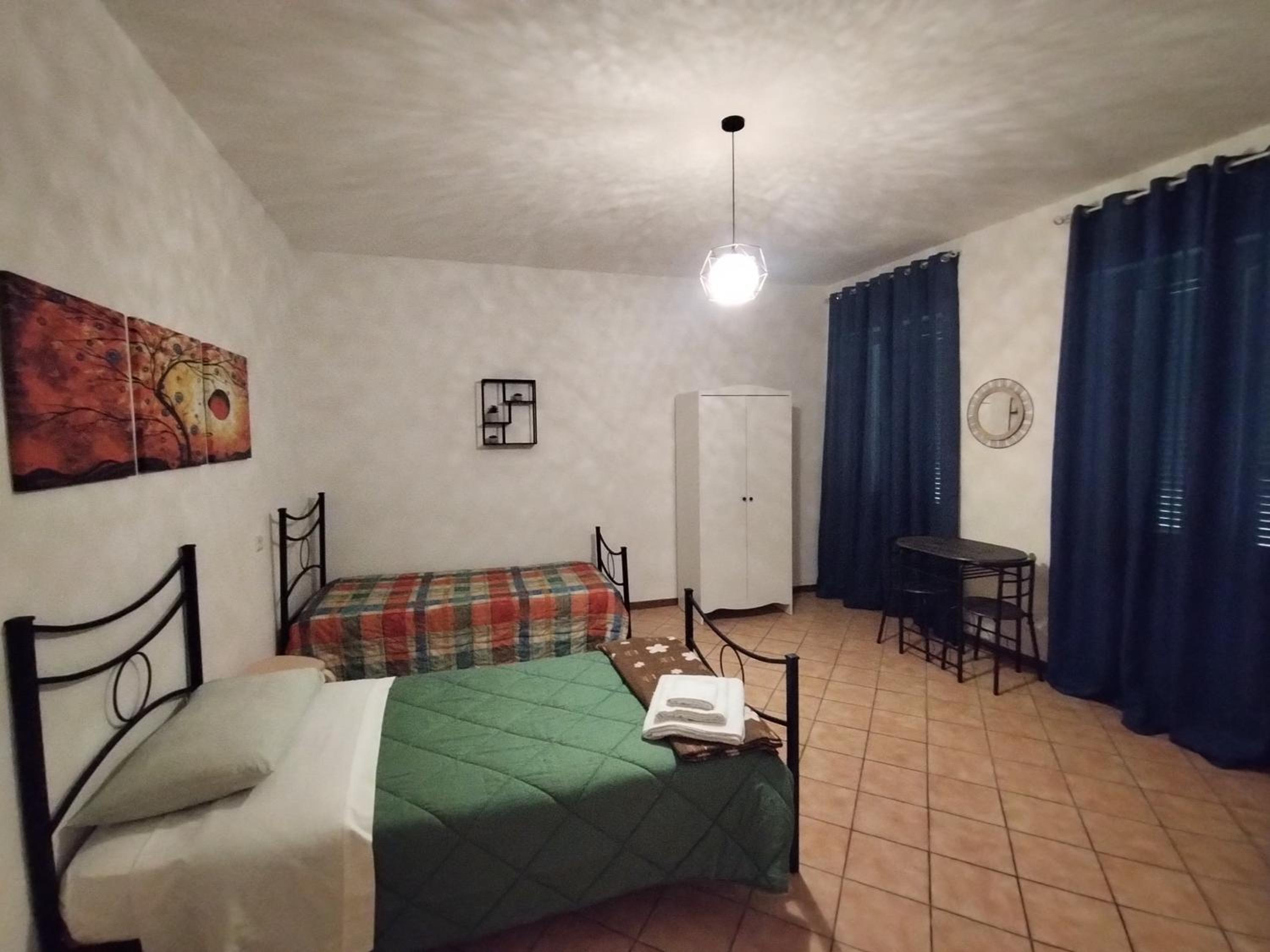 Twin Room with Private Bathroom - Photo 3