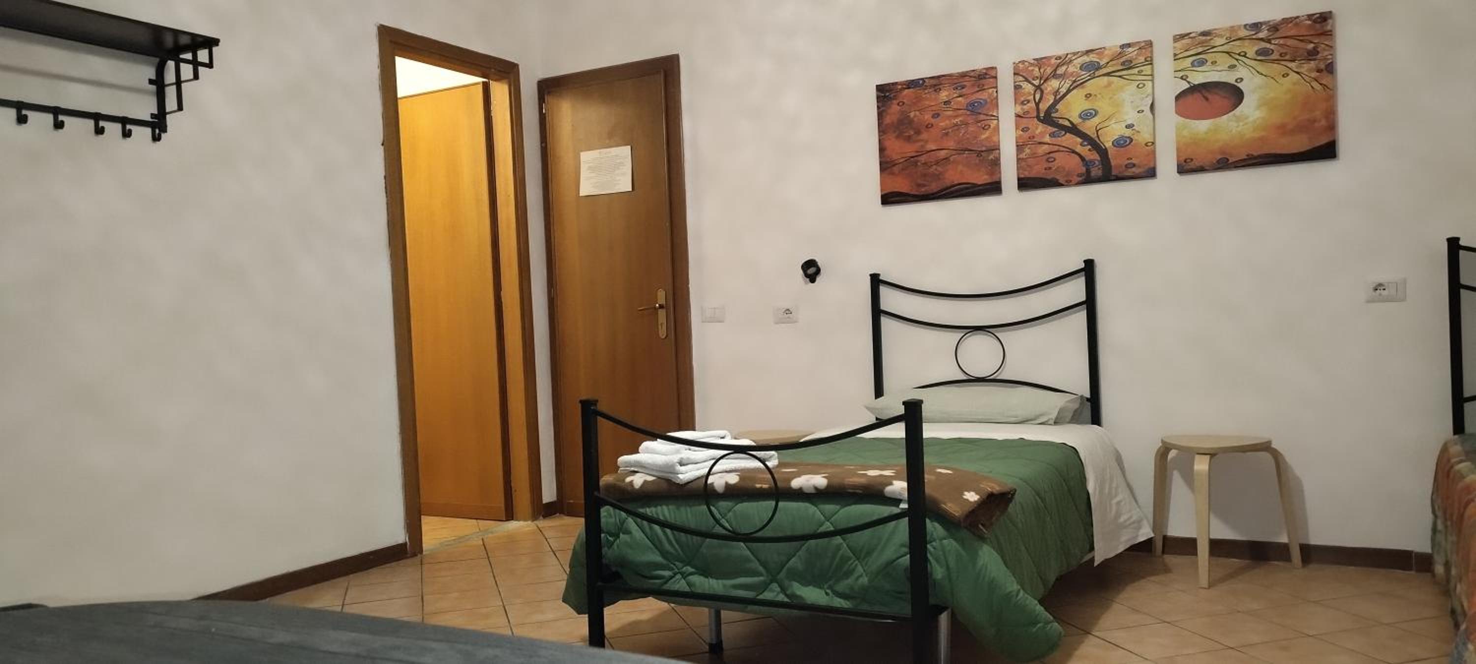 Twin Room with Private Bathroom - Photo 6