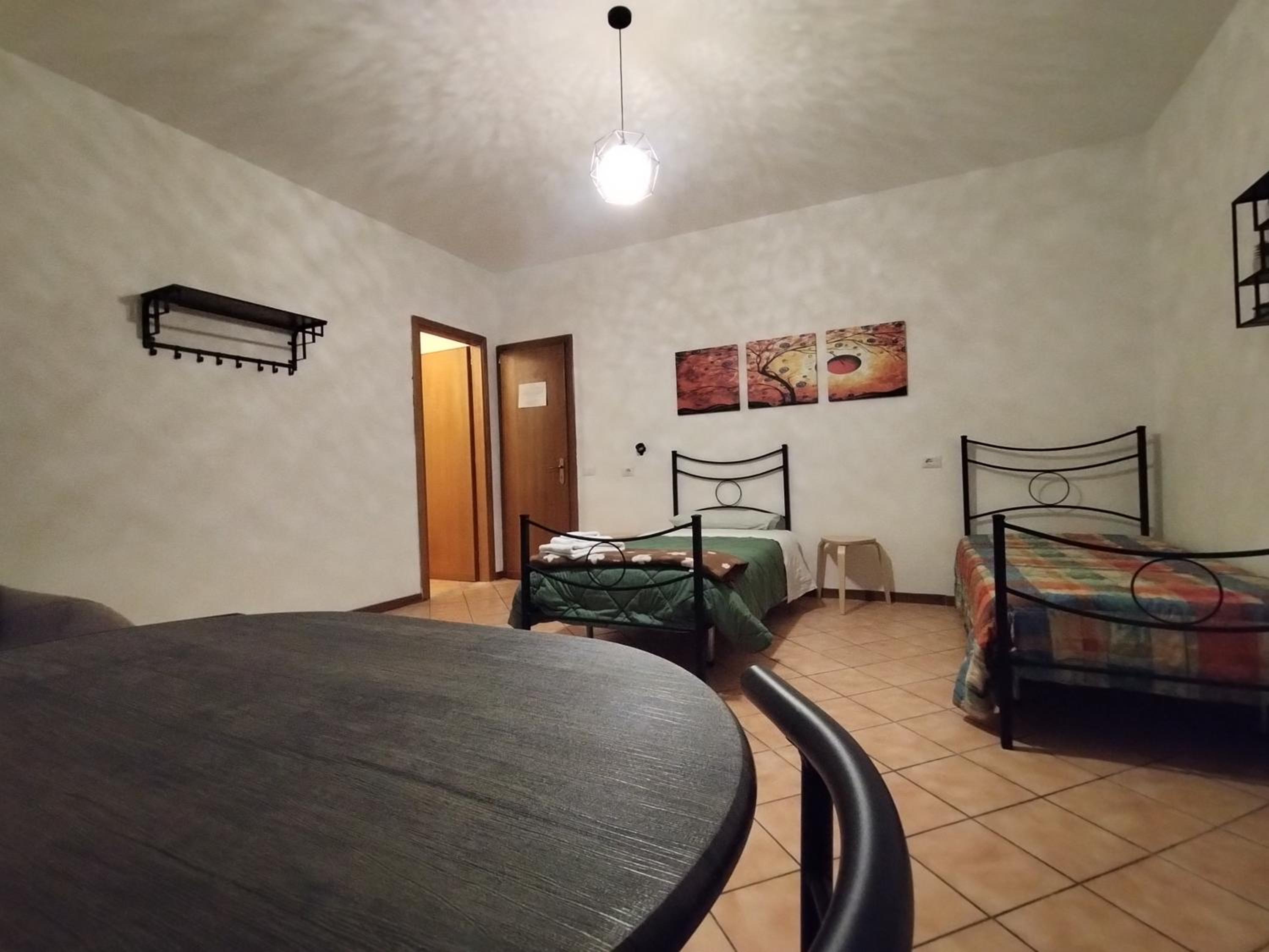 Twin Room with Private Bathroom - Photo 5