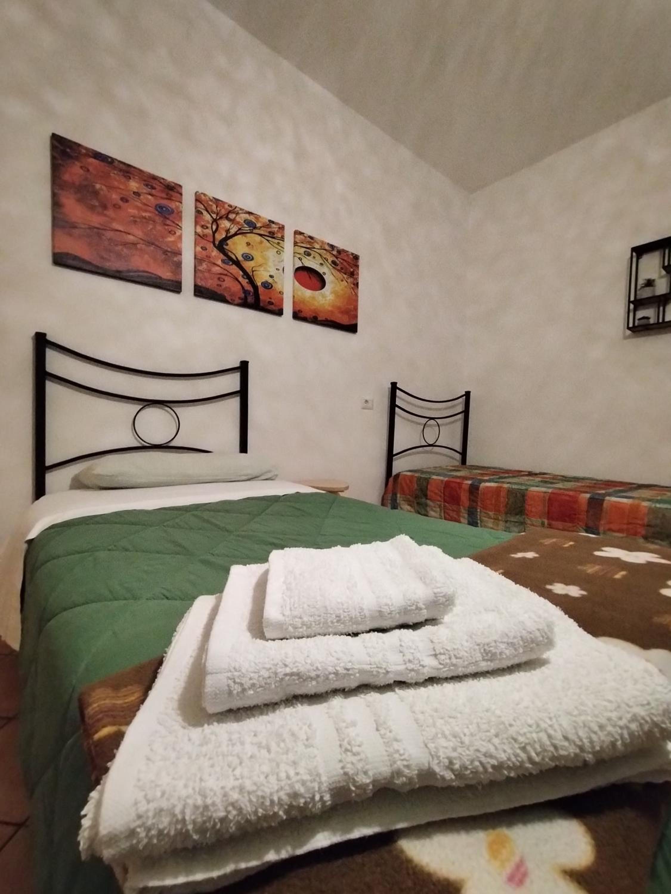 Twin Room with Private Bathroom - Photo 7