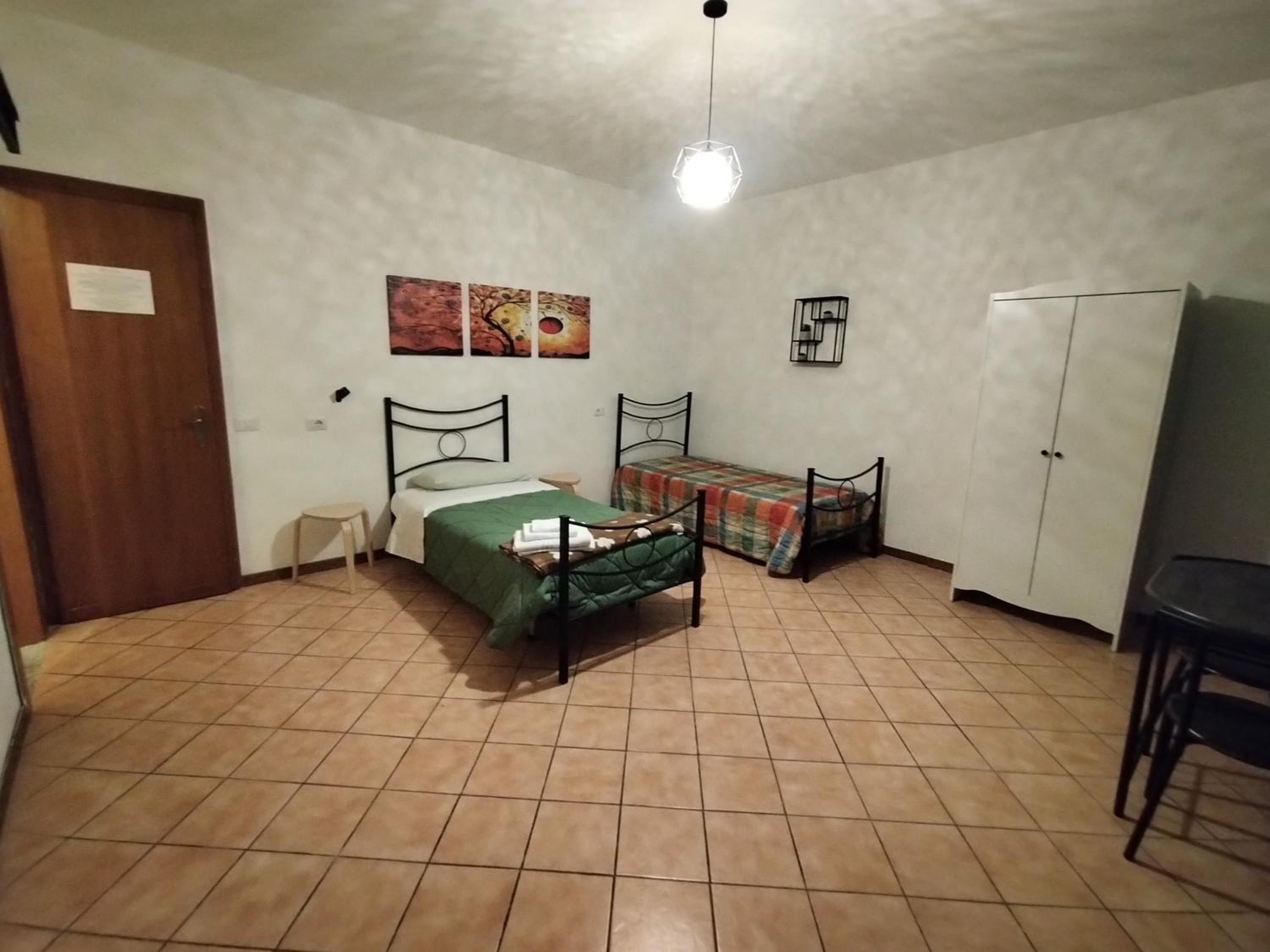 Twin Room with Private Bathroom - Photo 9