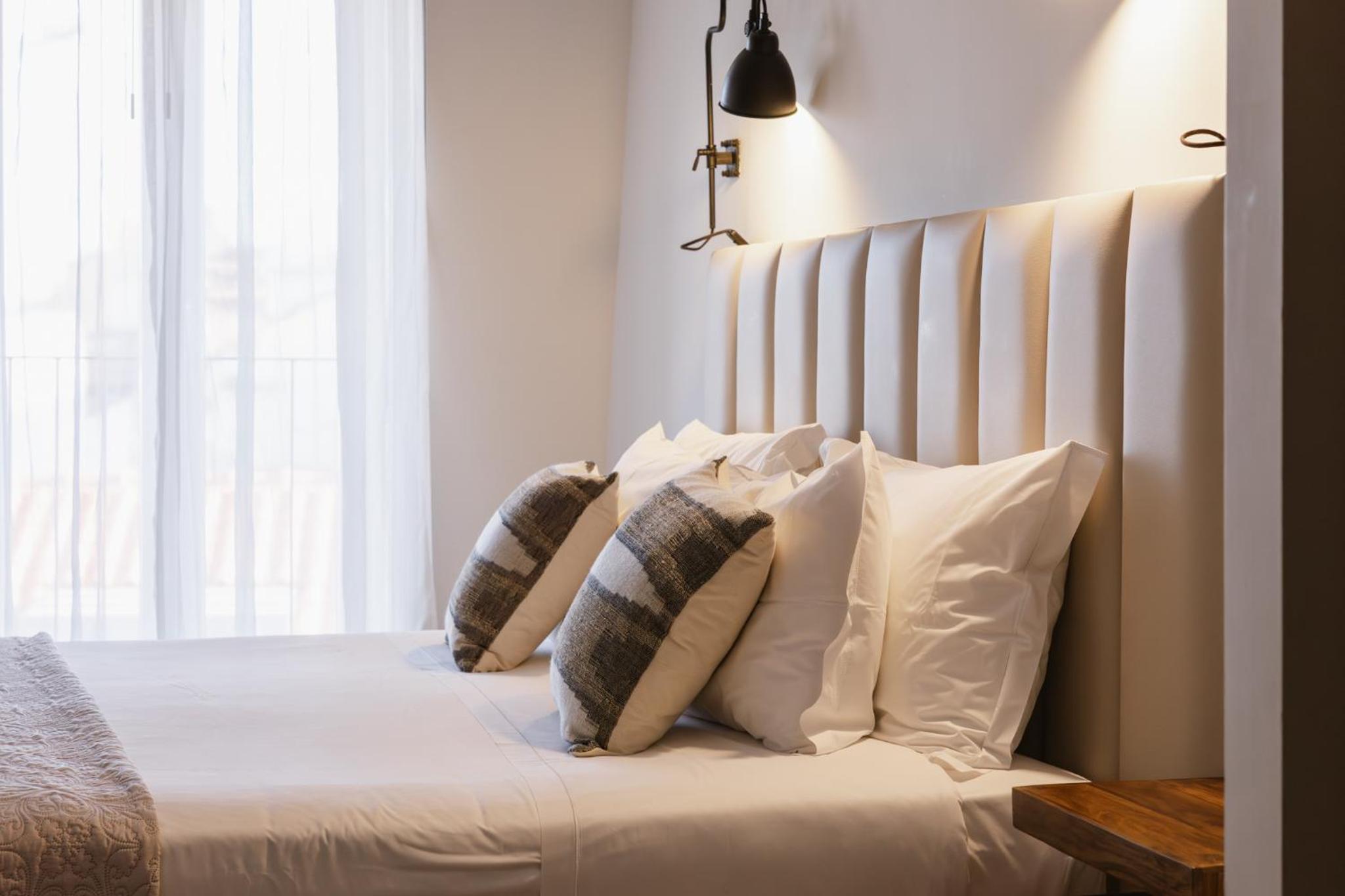 Deluxe King Room - Photo 7