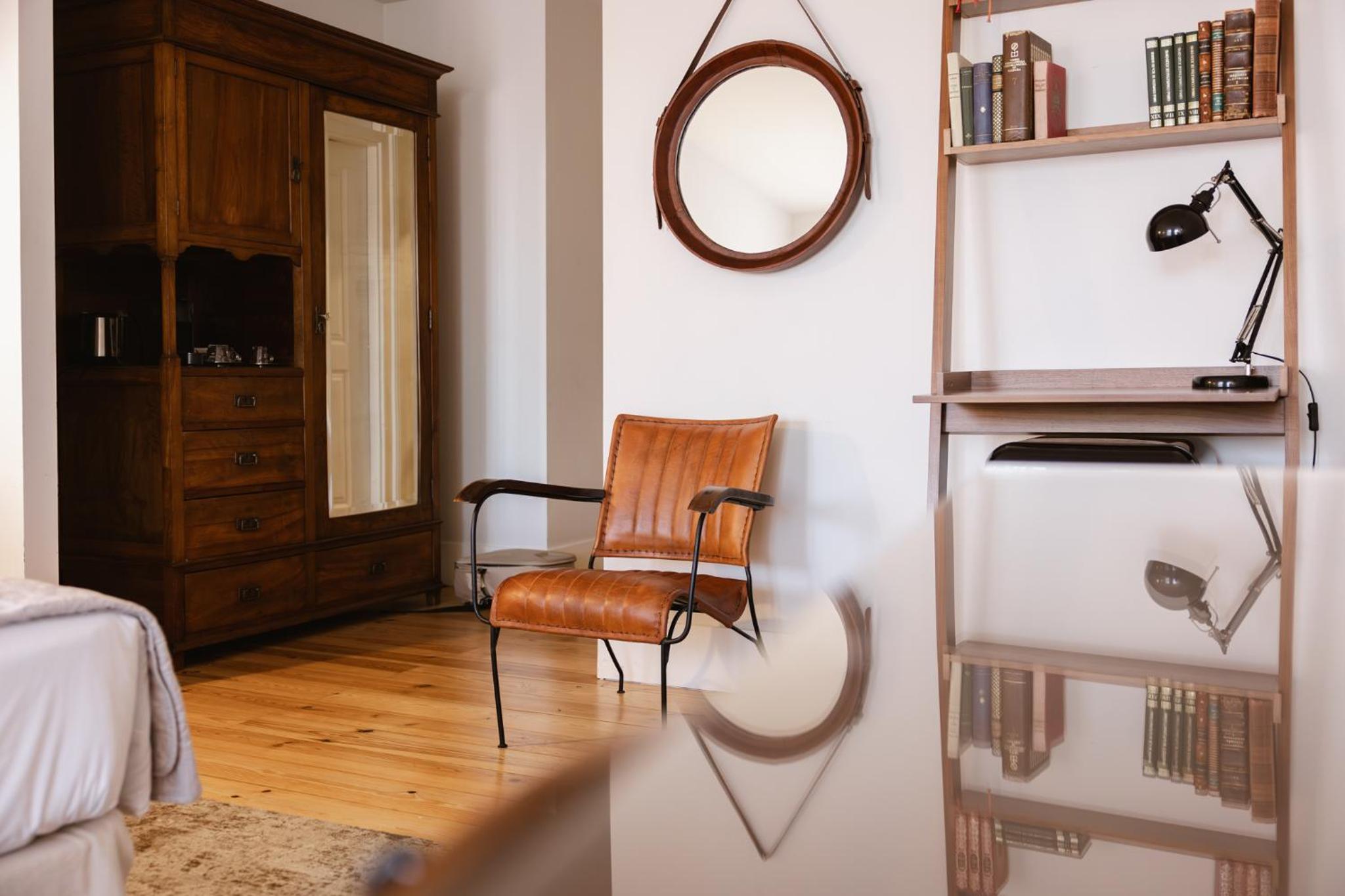 Deluxe King Room - Photo 9