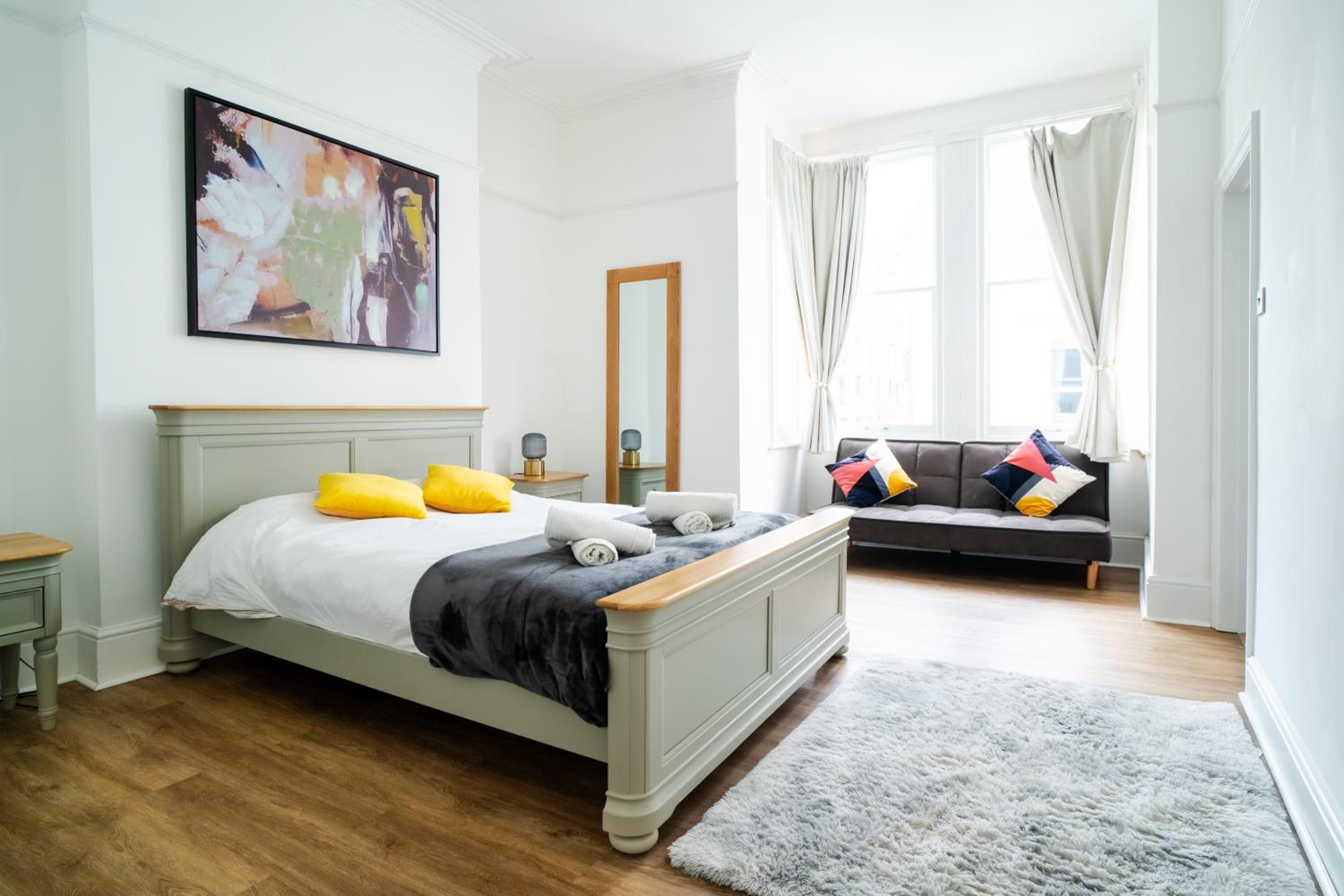 Five-Bedroom House photo 1