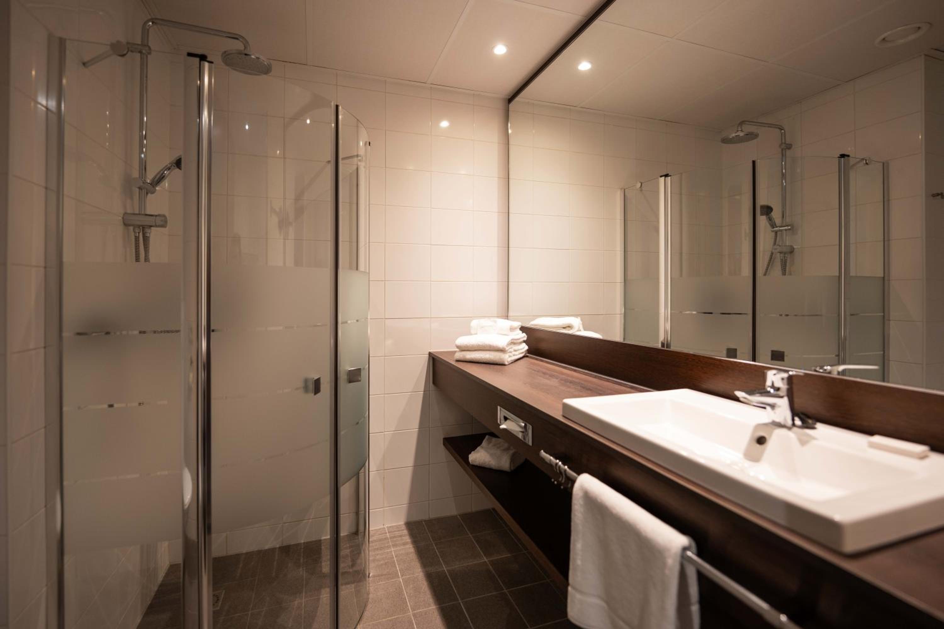 Standard Twin Room - Photo 9
